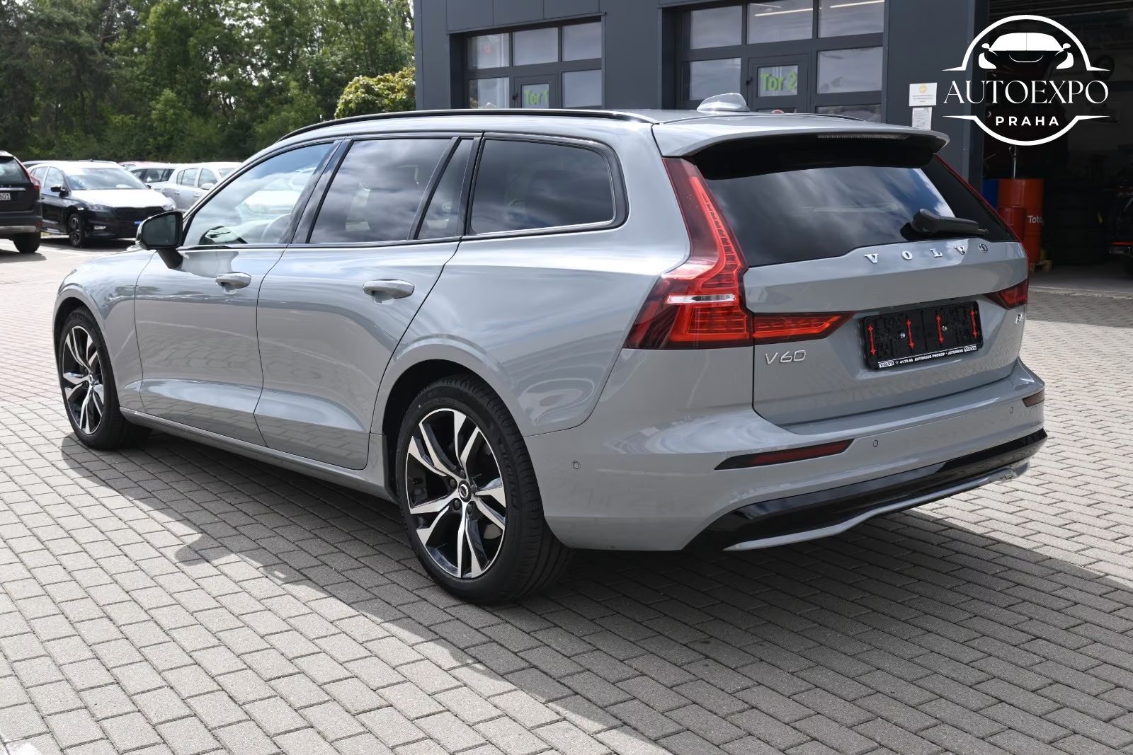 Volvo V60, B4 DKG Plus Dark*PANORAMA*360° - fotka 6