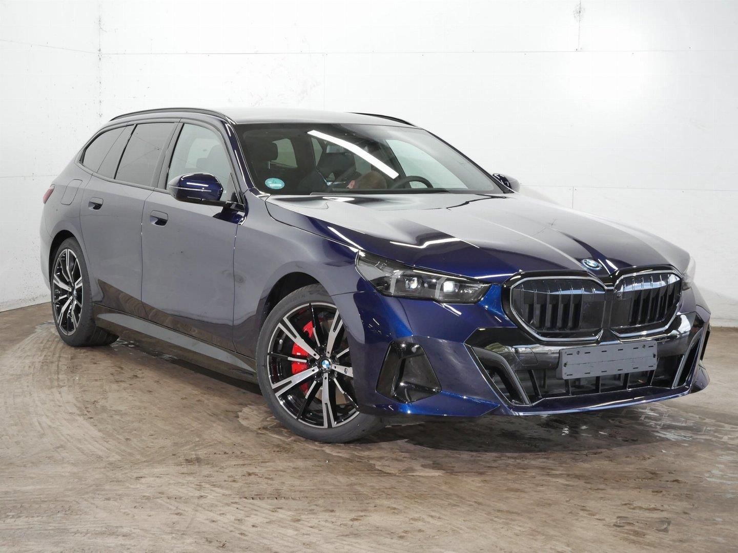 BMW Řada 5, 550e xDrive Touring M PRO - fotka 2
