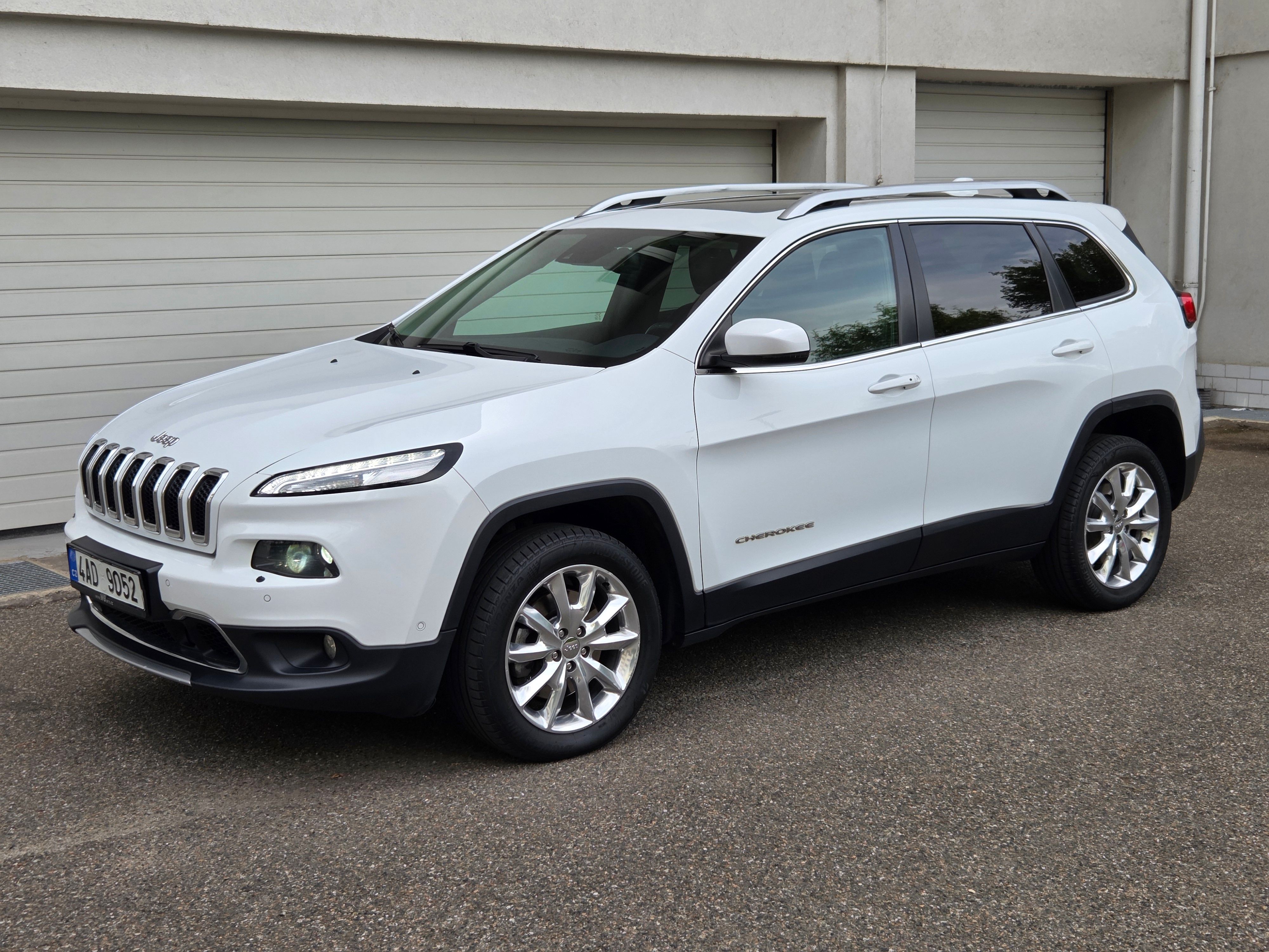 Jeep Cherokee, 2.0 CRD 4x4 Limited Aut Pano - fotka 2