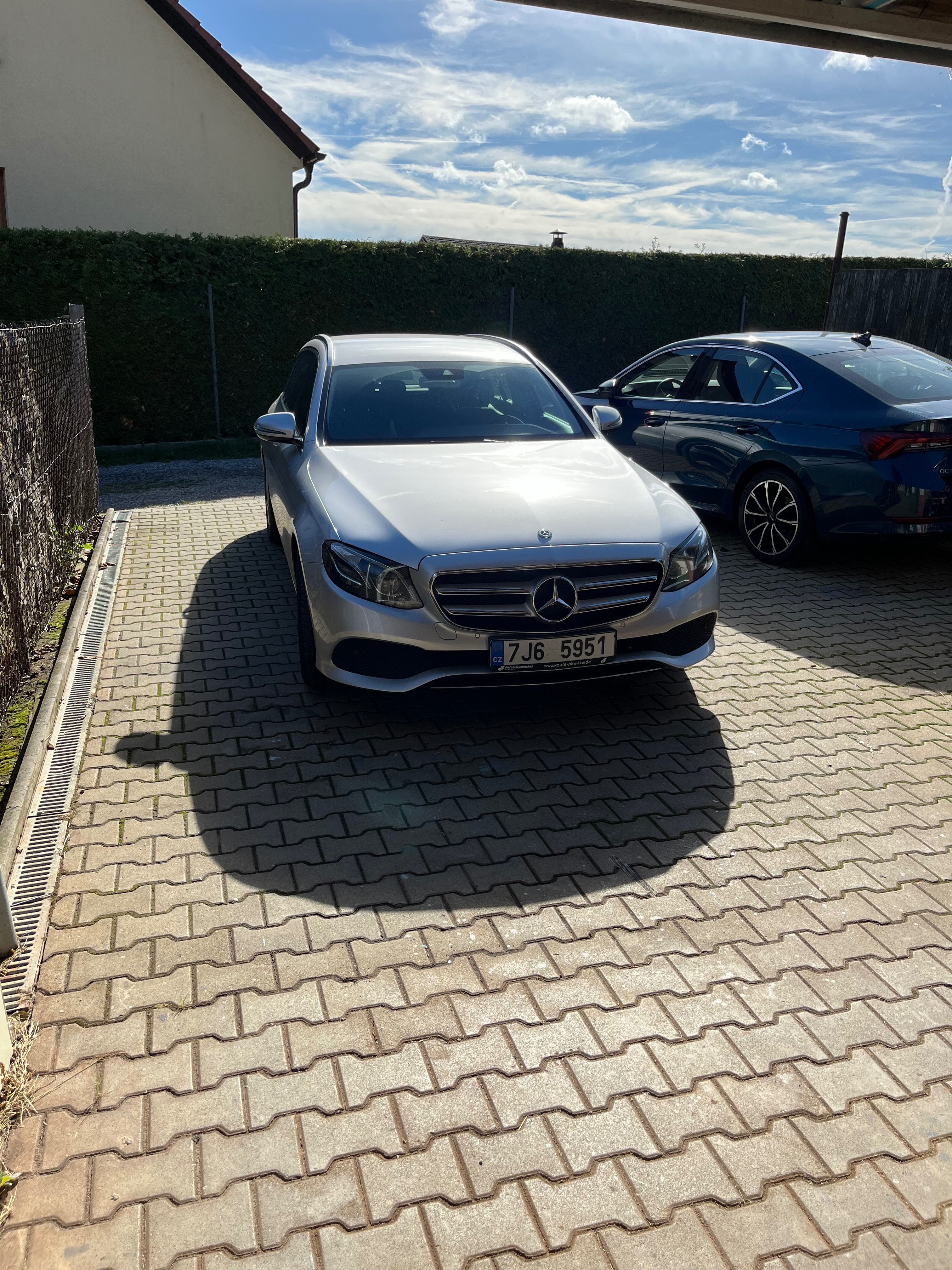 Mercedes-Benz Třídy E, Mercedes-Benz E 220d T 143kW - fotka 2