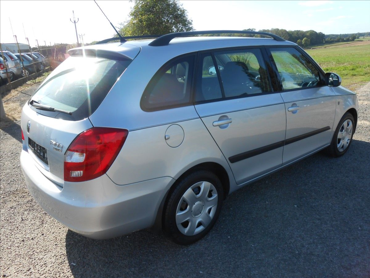 Škoda Fabia, 1,4 i 16V KOMBI KLIMA - fotka 4