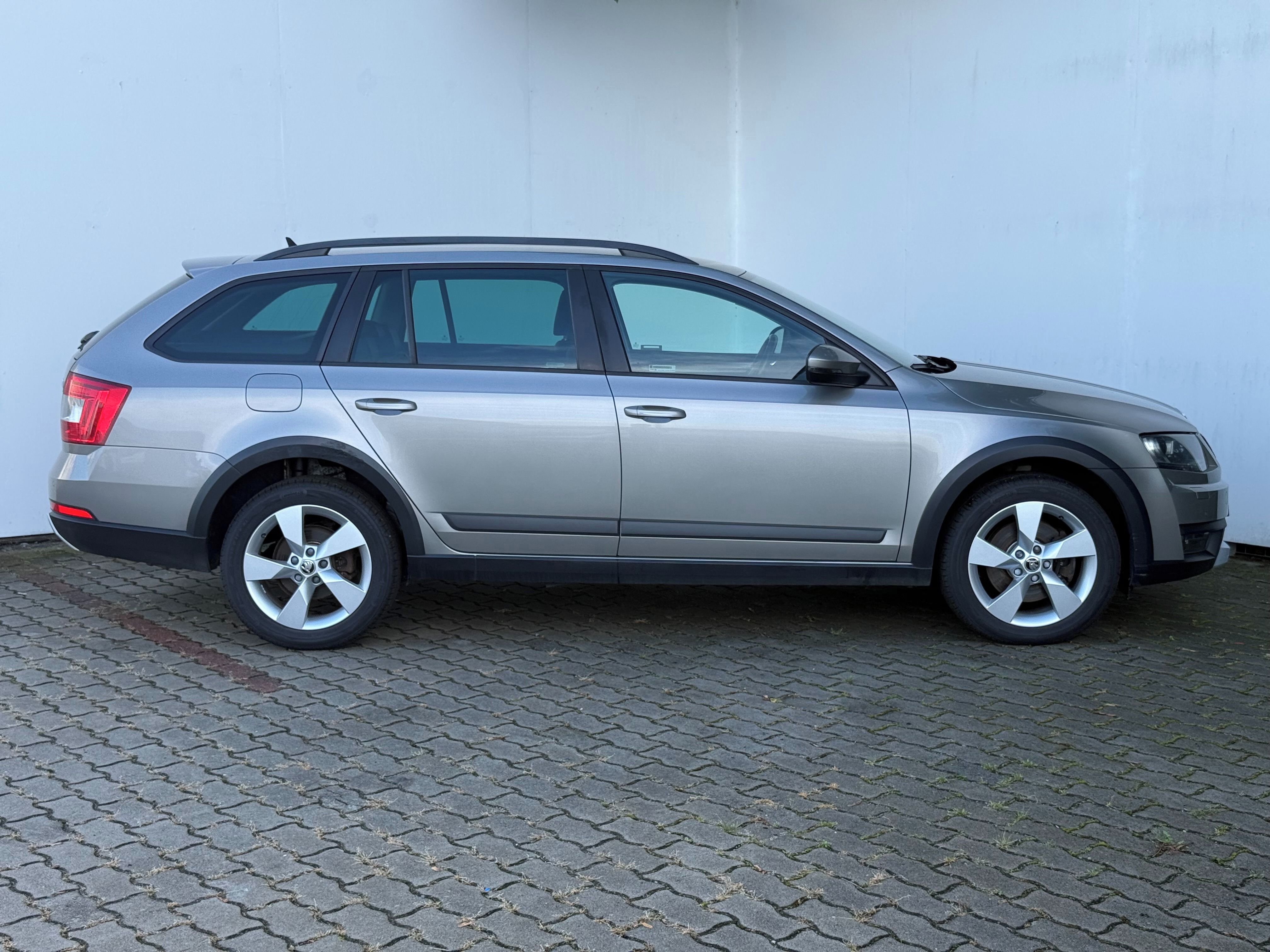 Škoda Octavia, 1.8 TSI / 132 kW 4x4 DSG Scout - fotka 4