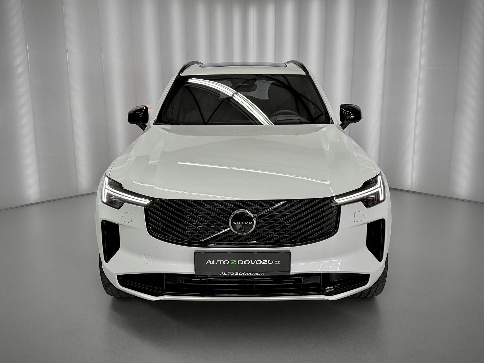 Volvo XC90, B5 AWD PLUS DARK PREMIUM, PANO - fotka 2