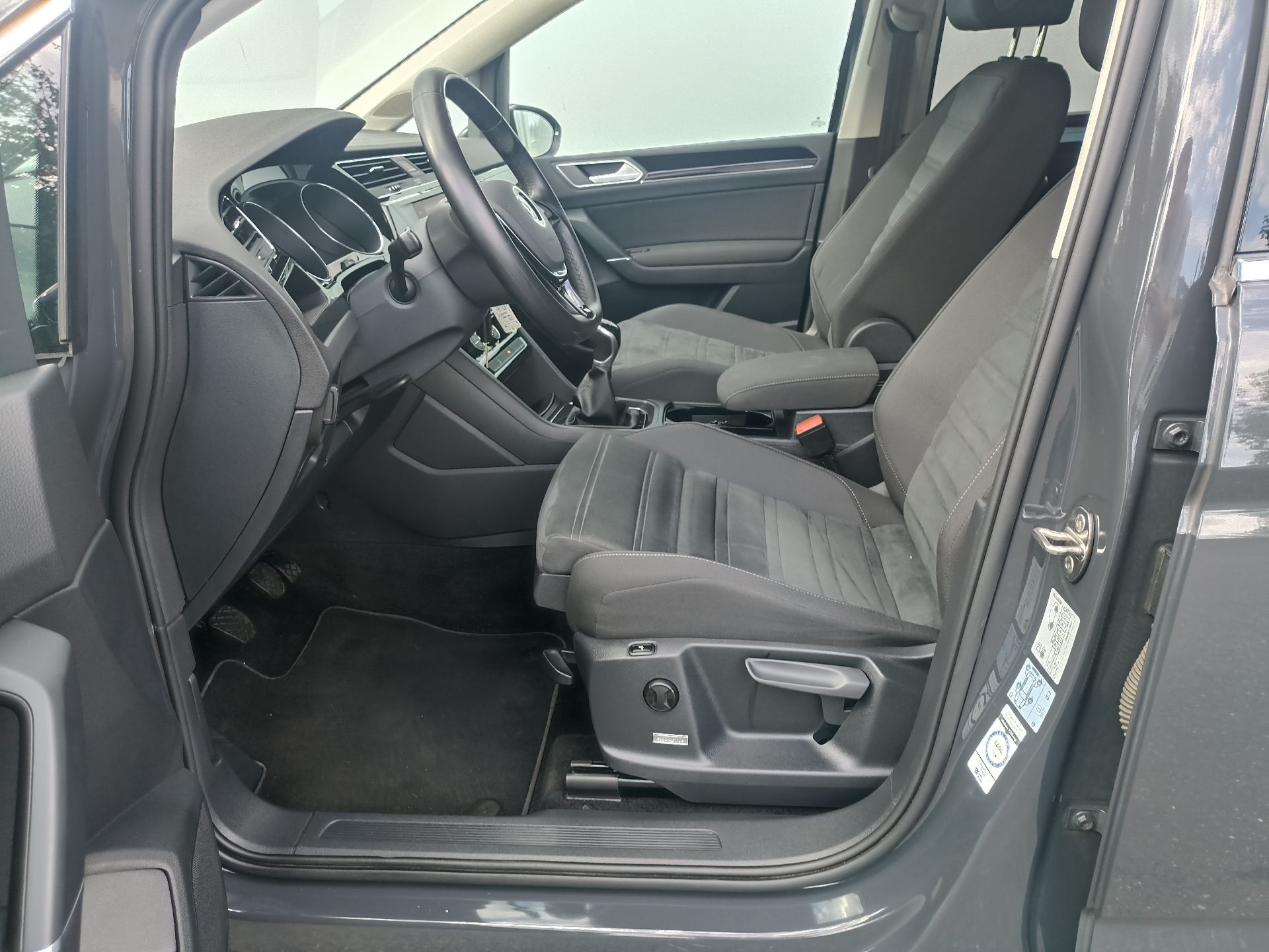 Volkswagen Touran, 1.5 TSI HighLine LED manuál - fotka 6