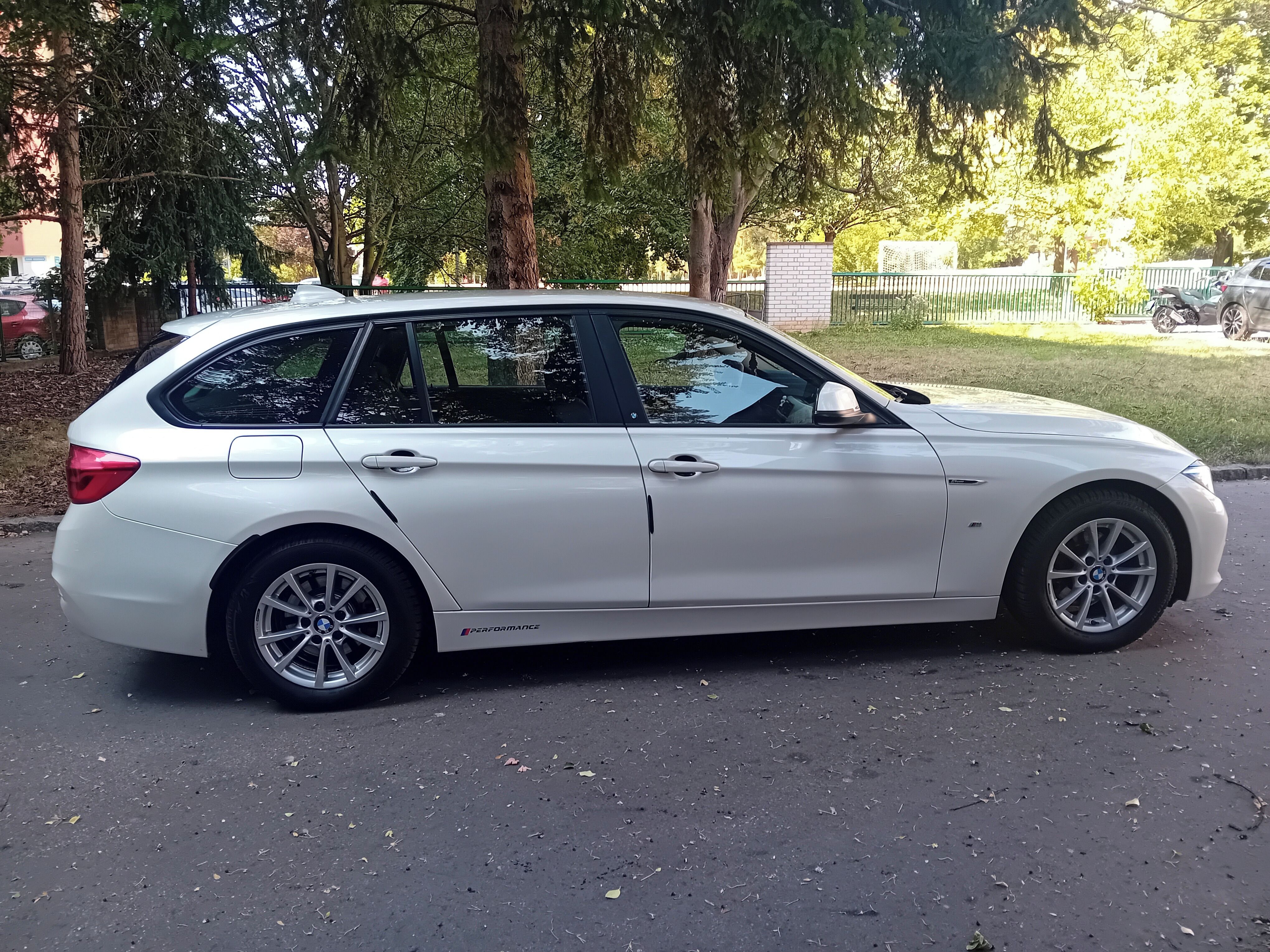 BMW Řada 3, 318d F31 - fotka 4