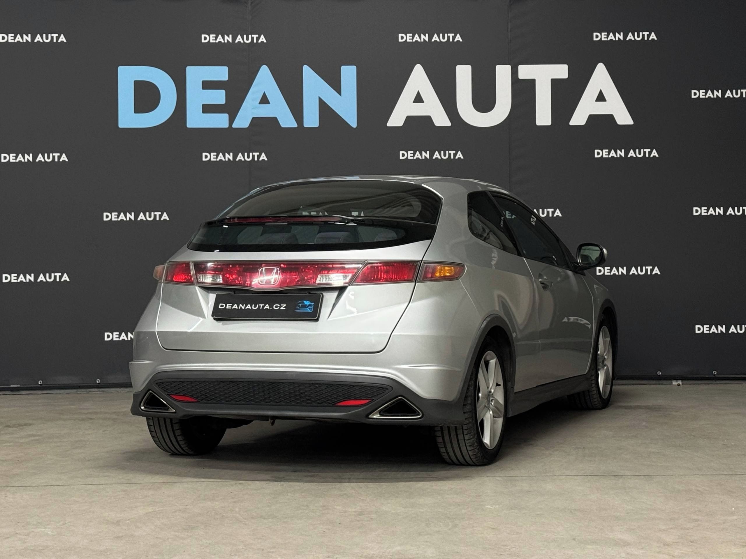 Honda Civic, 1.8 i-VTEC 103kw Aut. Klima - fotka 3