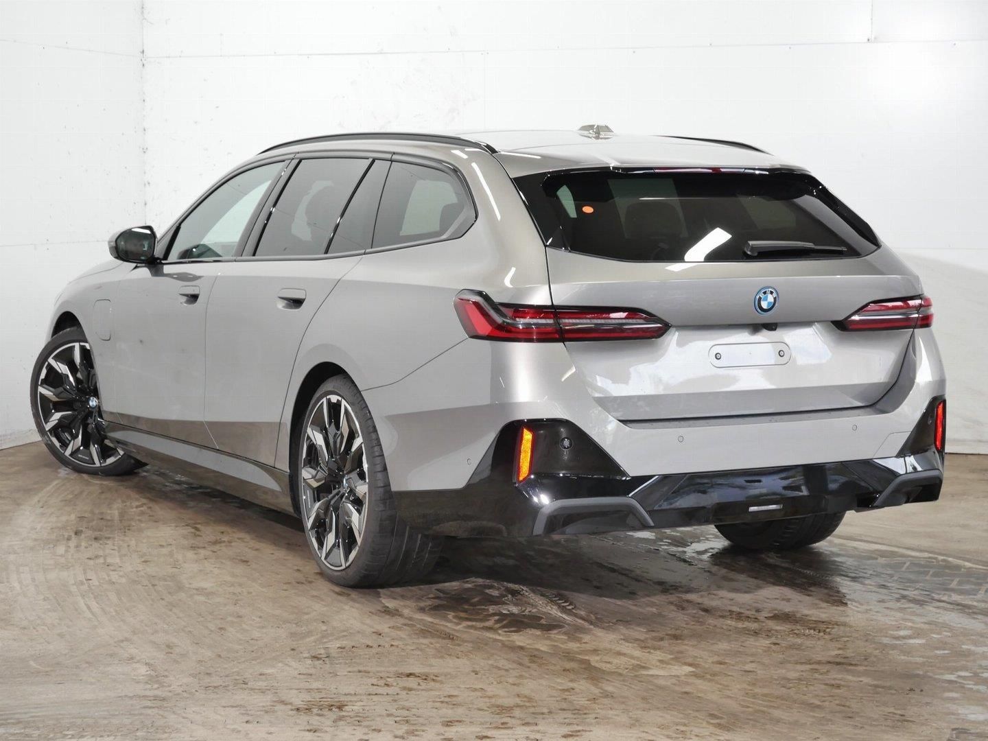 BMW Řada 5, 550e xDrive Touring M PRO - fotka 3