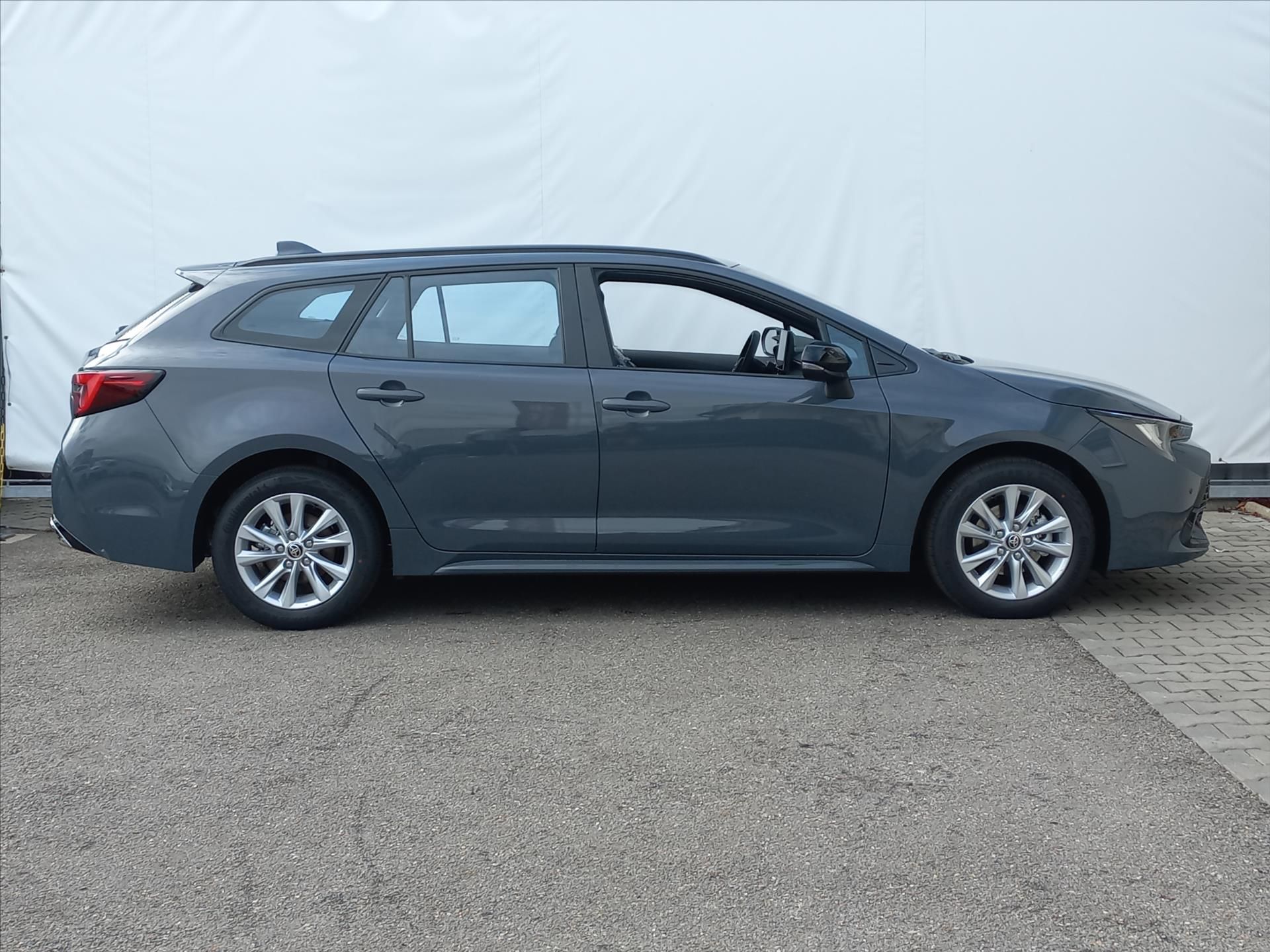 Toyota Corolla, 1,8 Hybrid e-CVT 140k  TS Comf - fotka 5