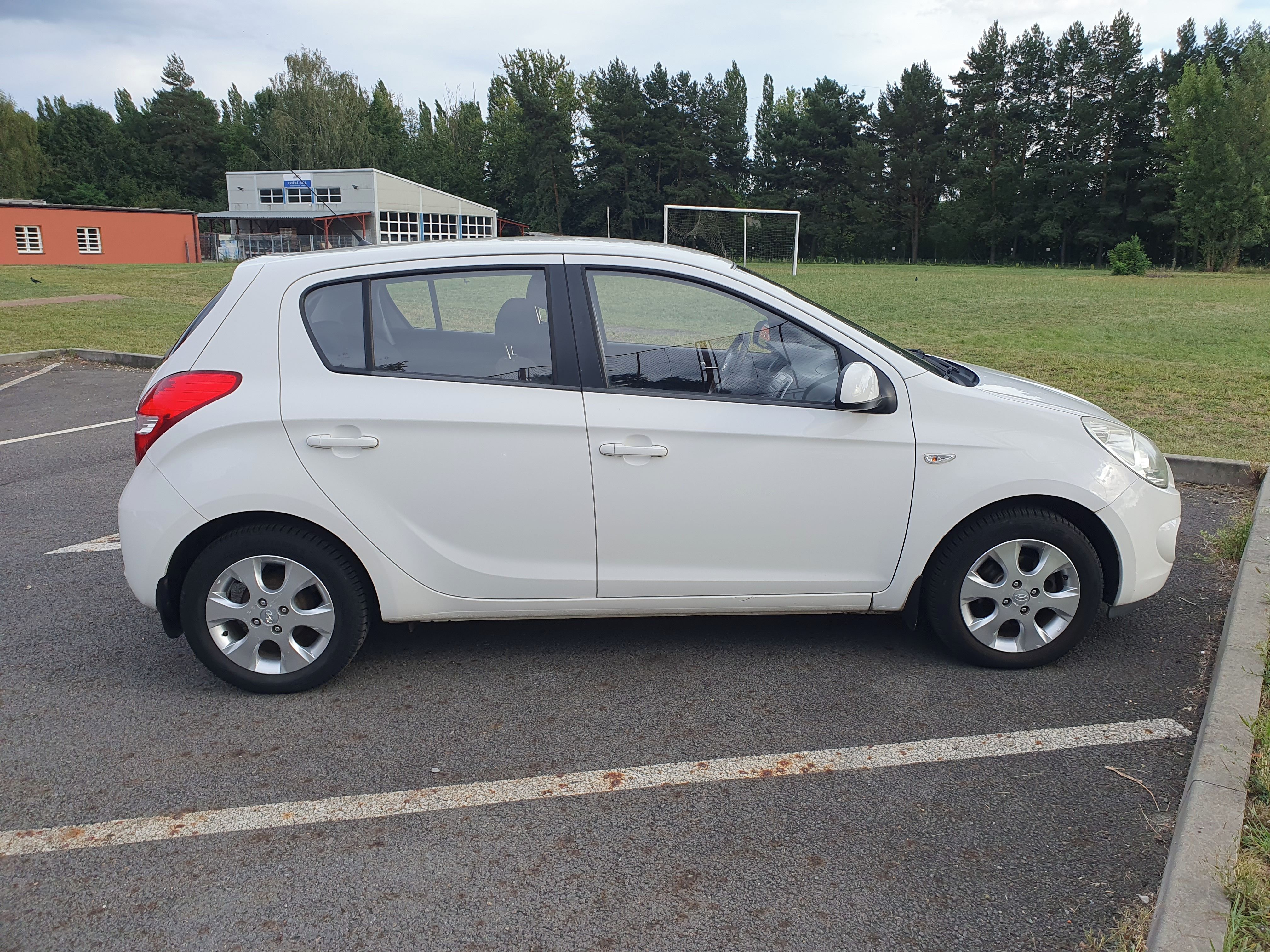 Hyundai i20, 75 000 km, benzín, manuál - fotka 2