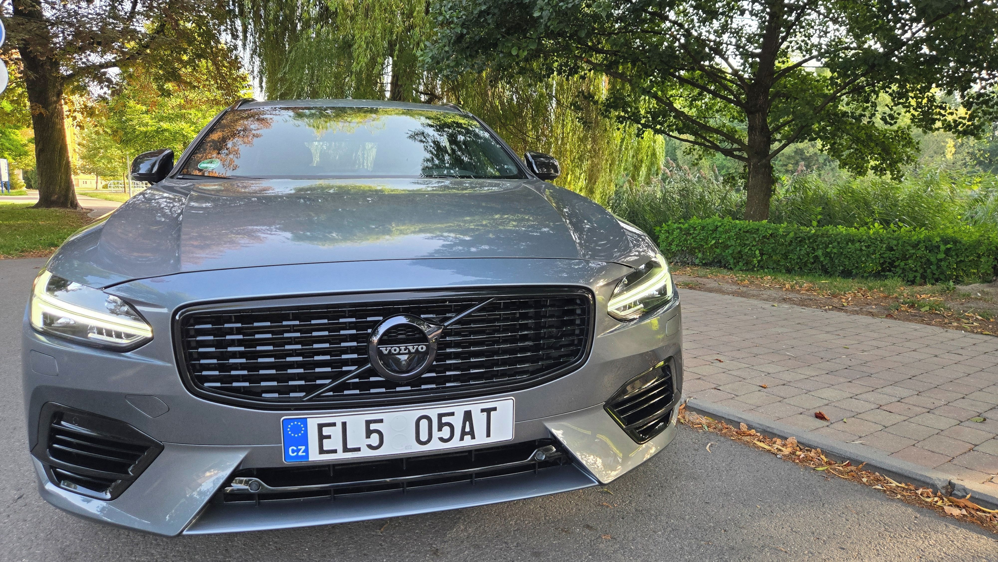 Volvo V90, T8 hybrid, 420k, 100% stav