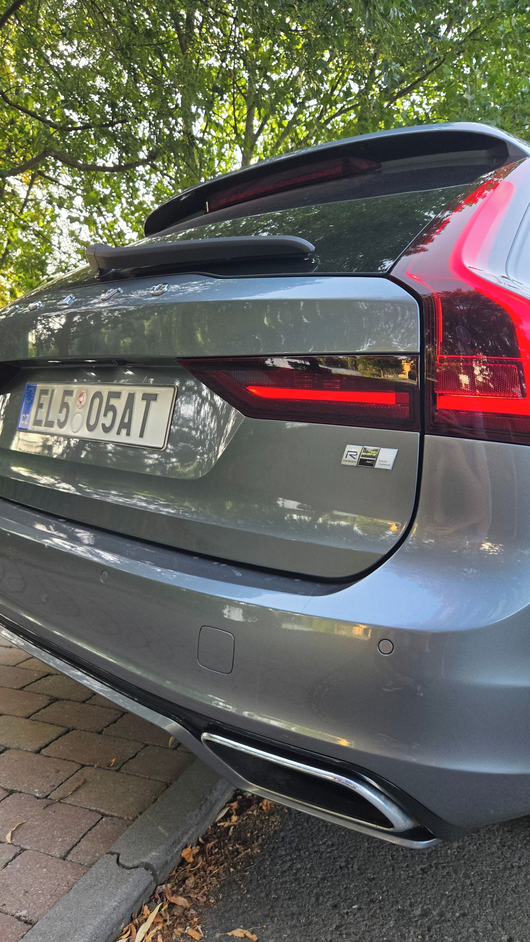 Volvo V90, T8 hybrid, 420k, 100% stav - fotka 2