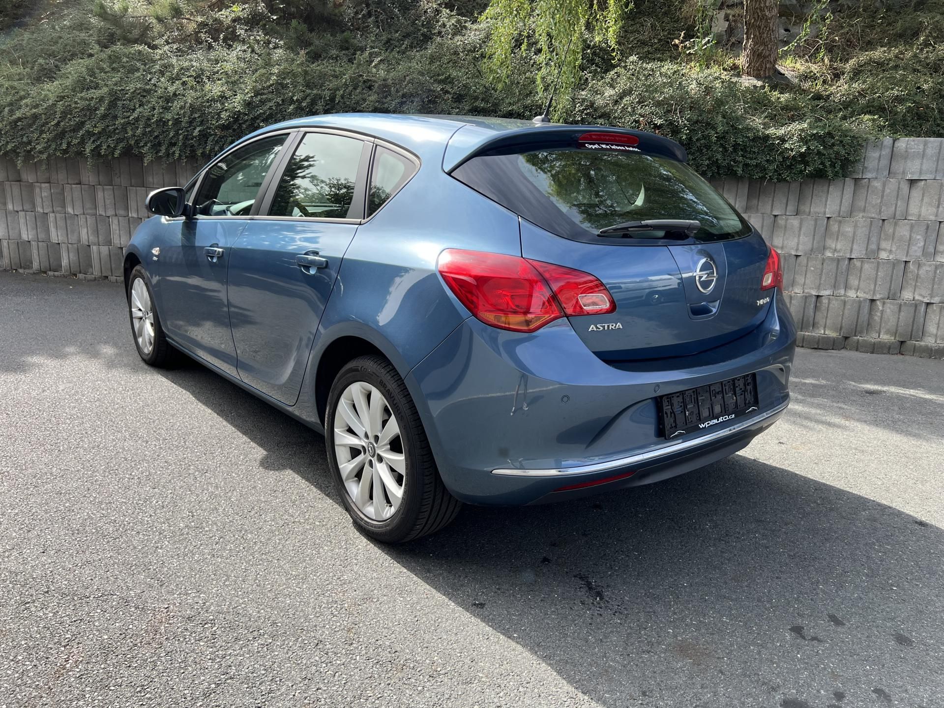 Opel Astra, 1.4T 103 kW 1.MAJ SERVISKA - fotka 4