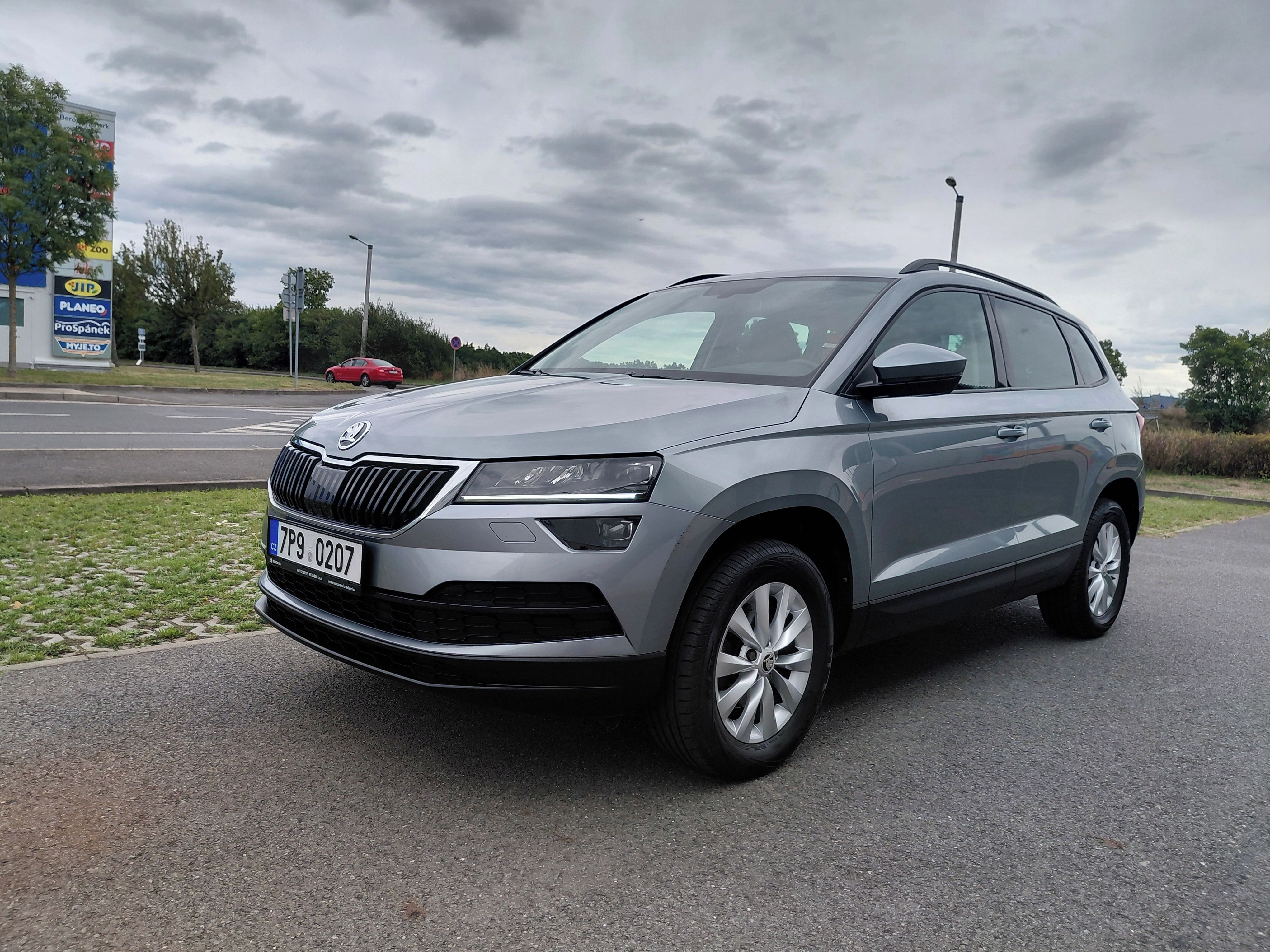 Škoda Karoq, 1.5TSI 110KW 1.MAJ,+ZIMNÍ KOLA - fotka 3