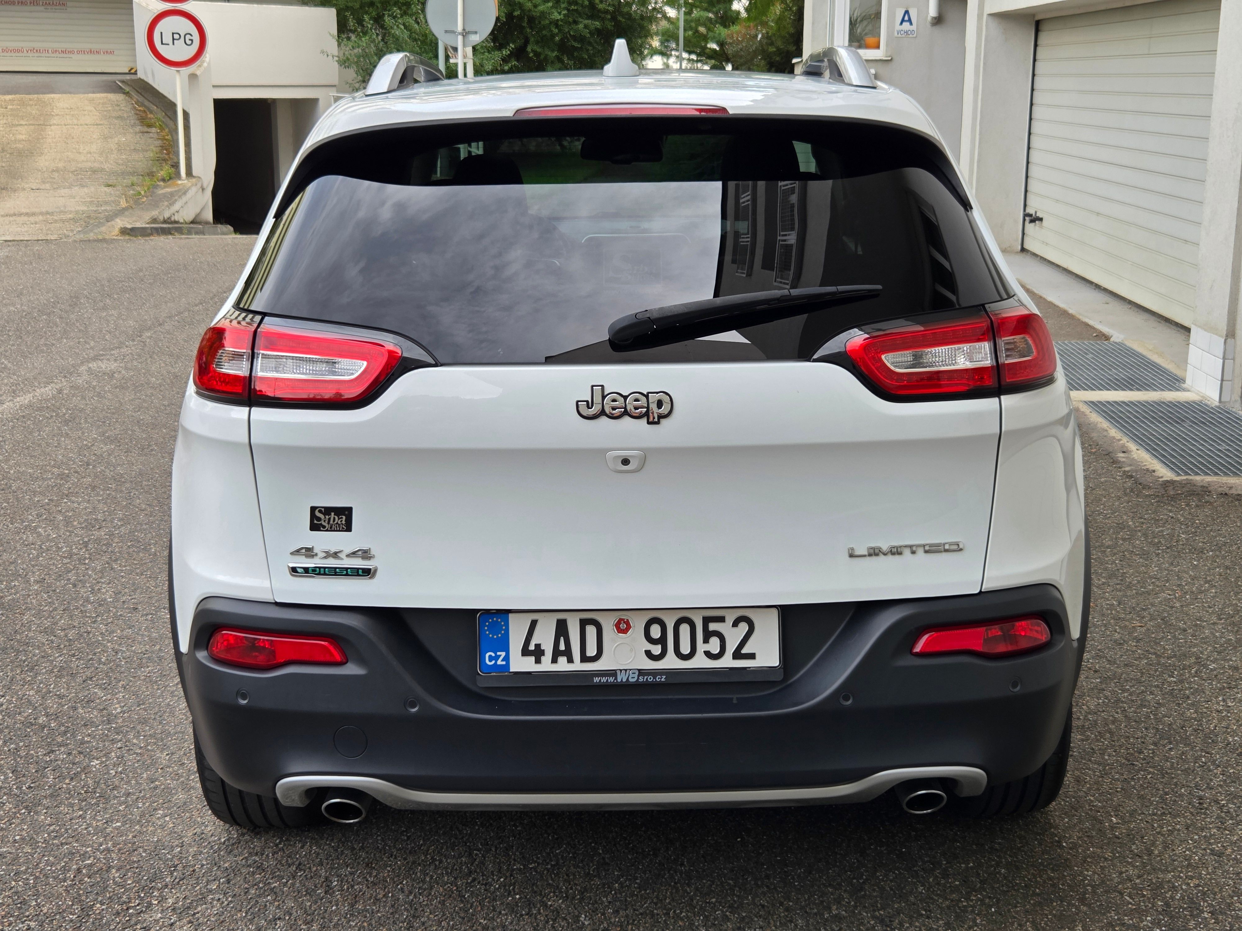 Jeep Cherokee, 2.0 CRD 4x4 Limited Aut Pano - fotka 6