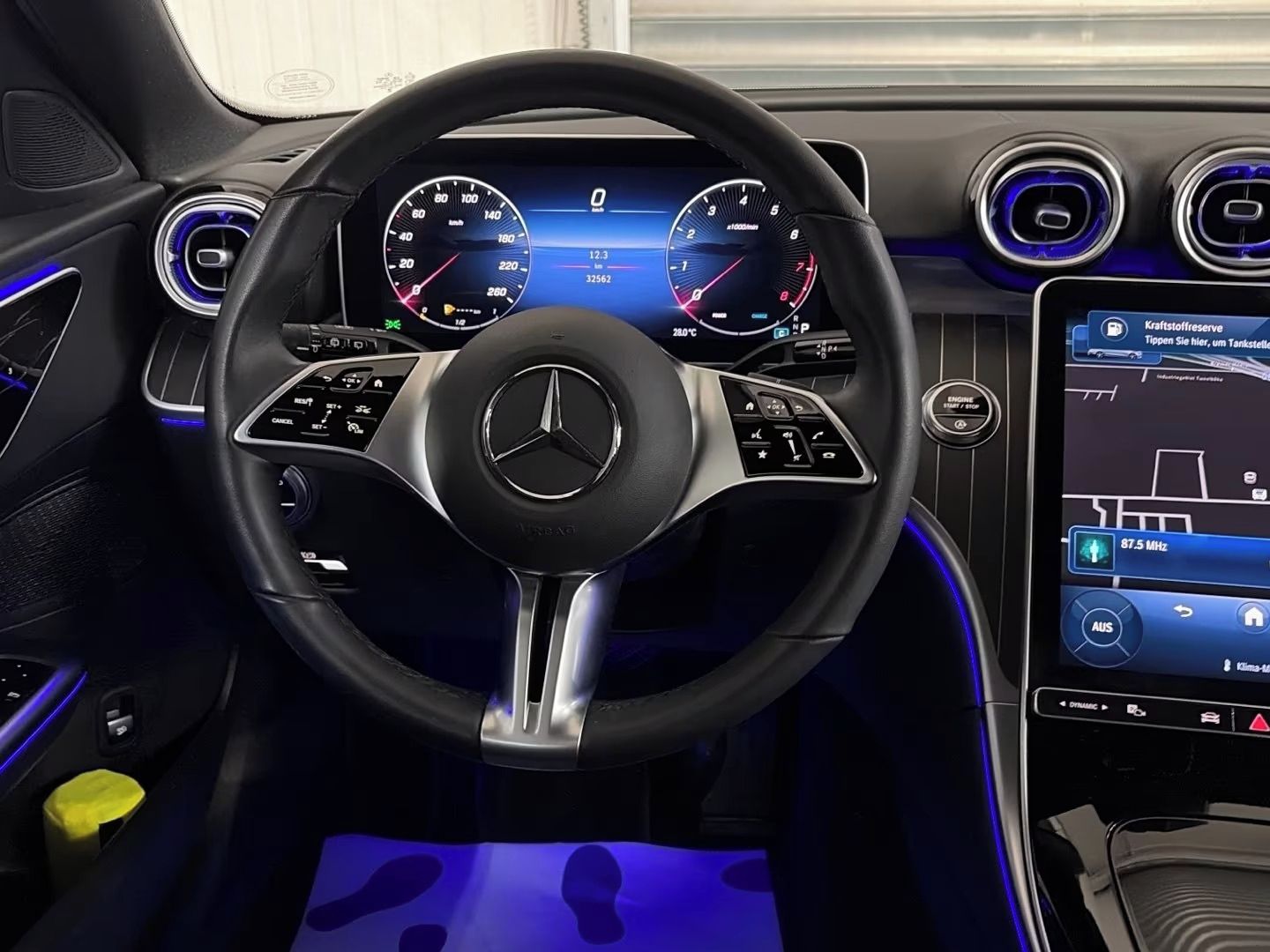 Mercedes-Benz Třídy C, 180T Avantgarde*360°*Paměť - fotka 6