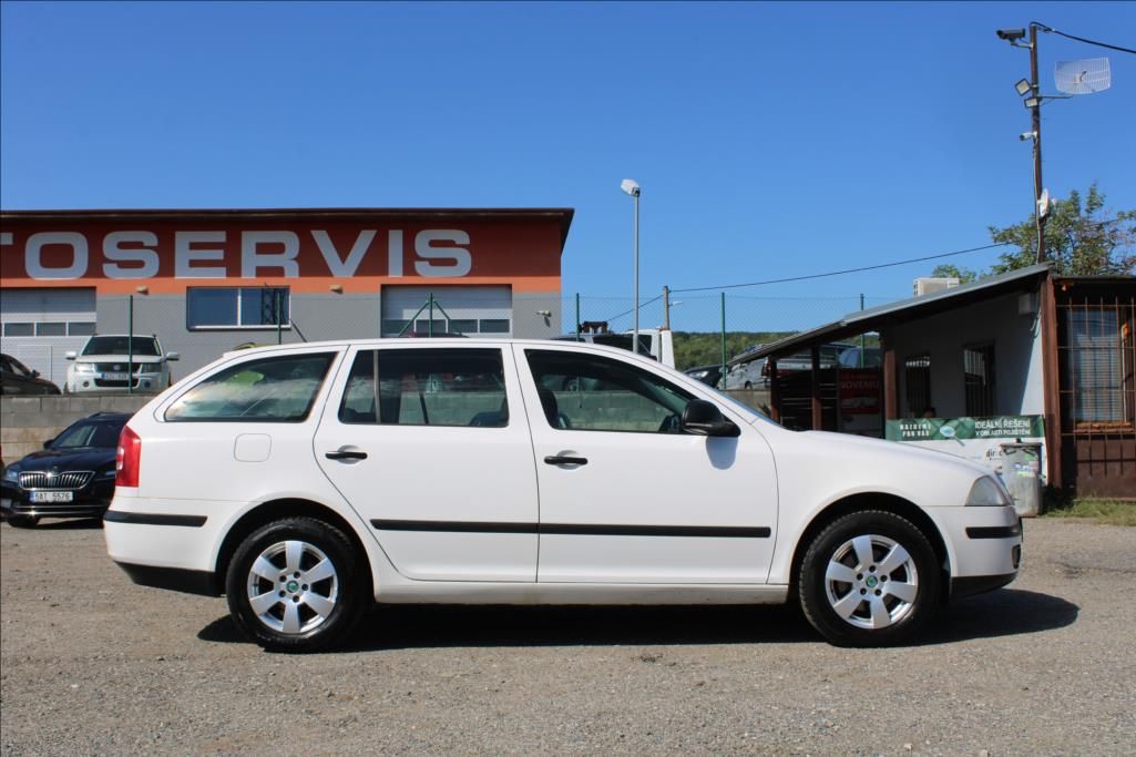 Škoda Octavia, 1,6 i  KLIMA, STK 7/2028, ČR - fotka 4