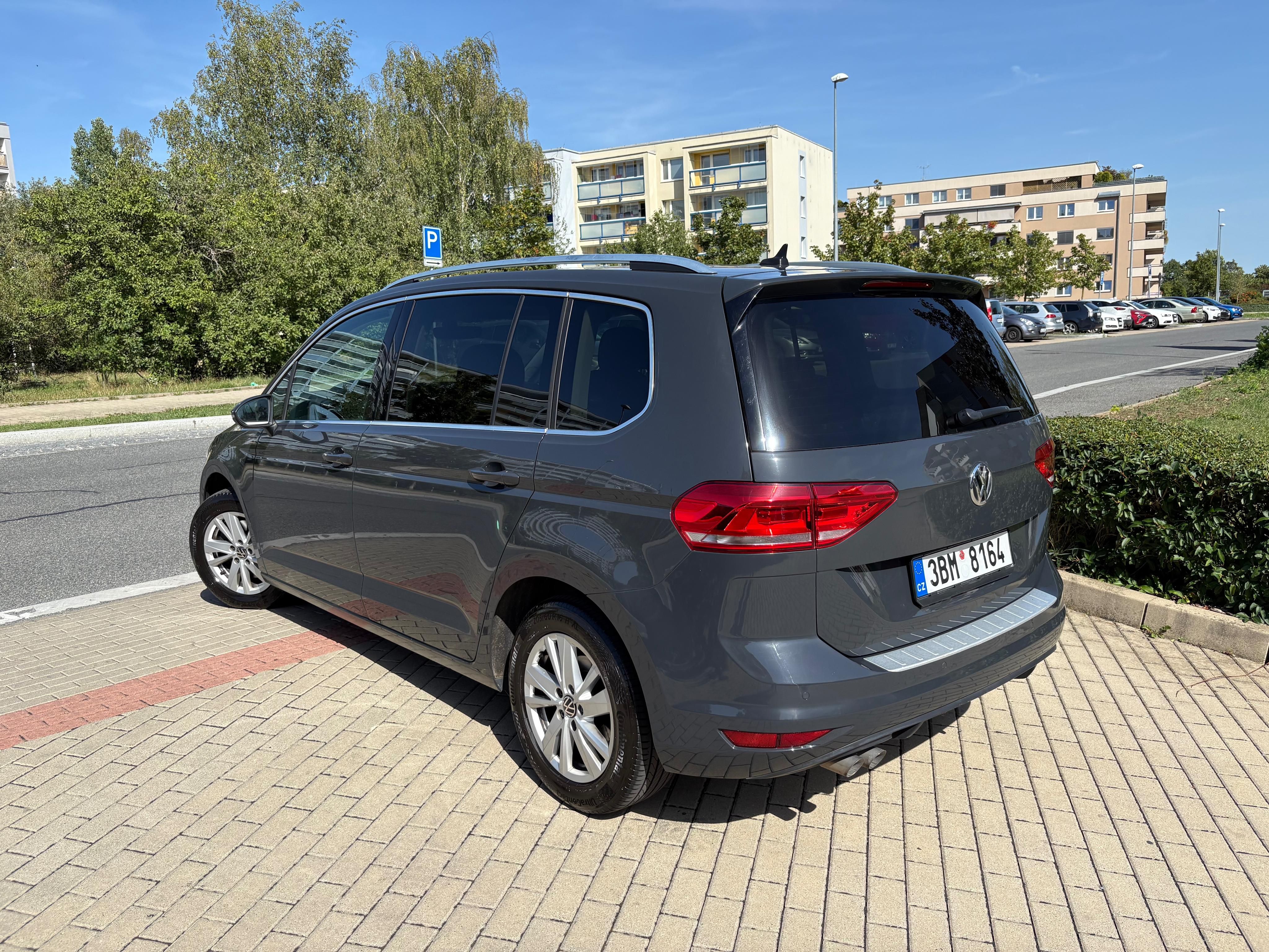 Volkswagen Touran, 2.0TDI DSG, 7míst - fotka 3