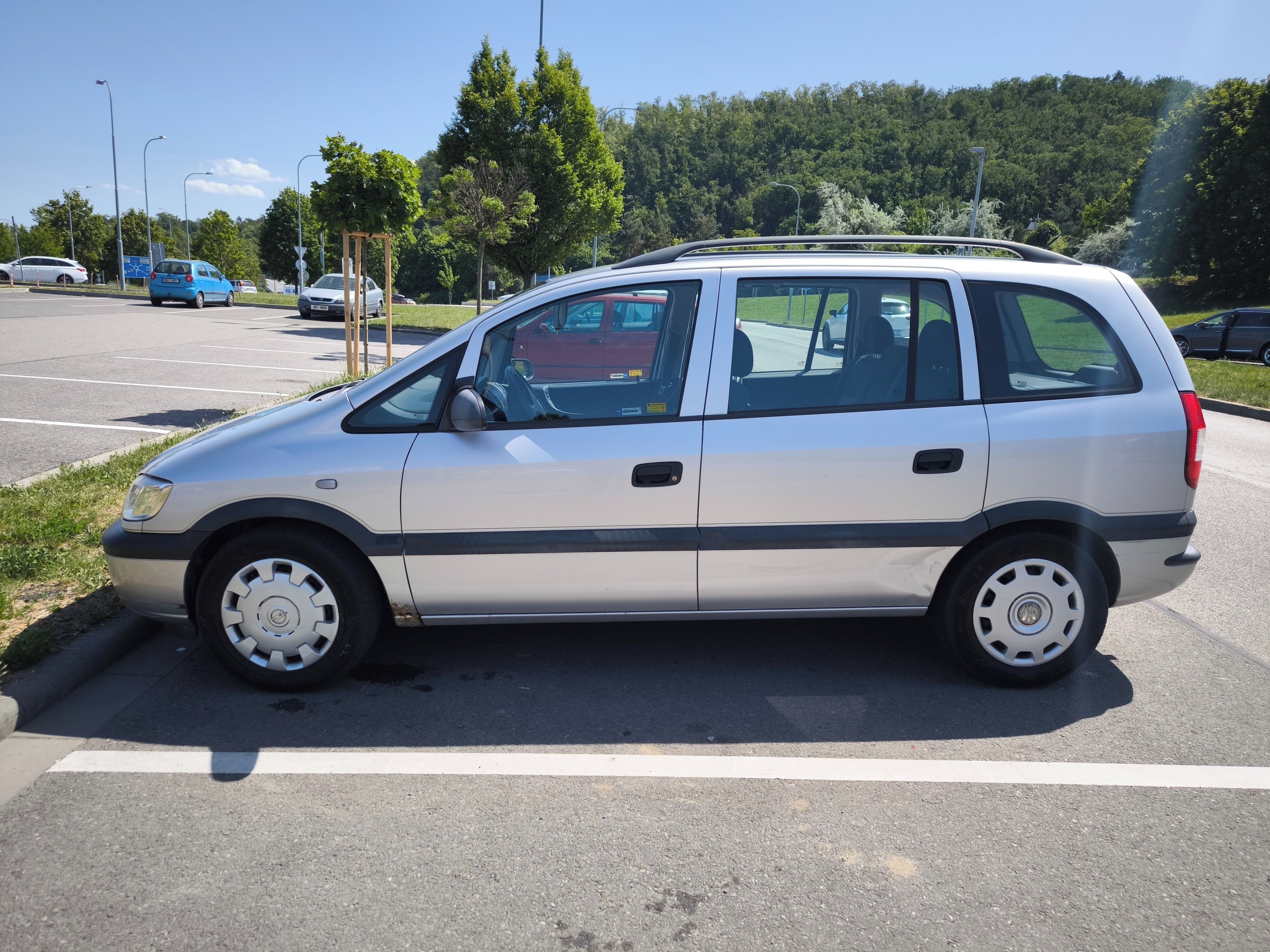 Opel Zafira, 1,6 16V, 7 míst - fotka 2