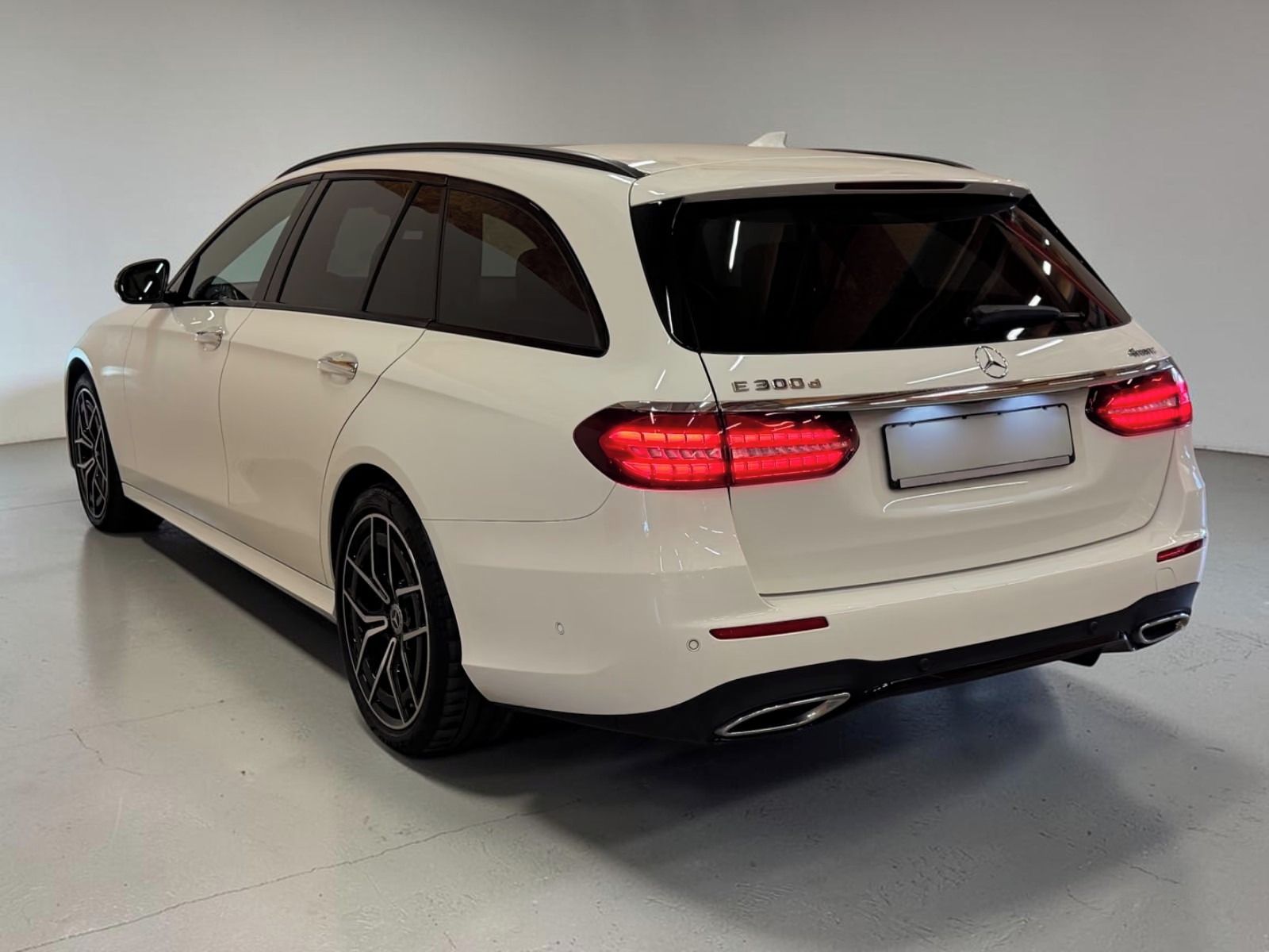 Mercedes-Benz Třídy E, 300d 4M*Burmester*360°*LED*AHK - fotka 4