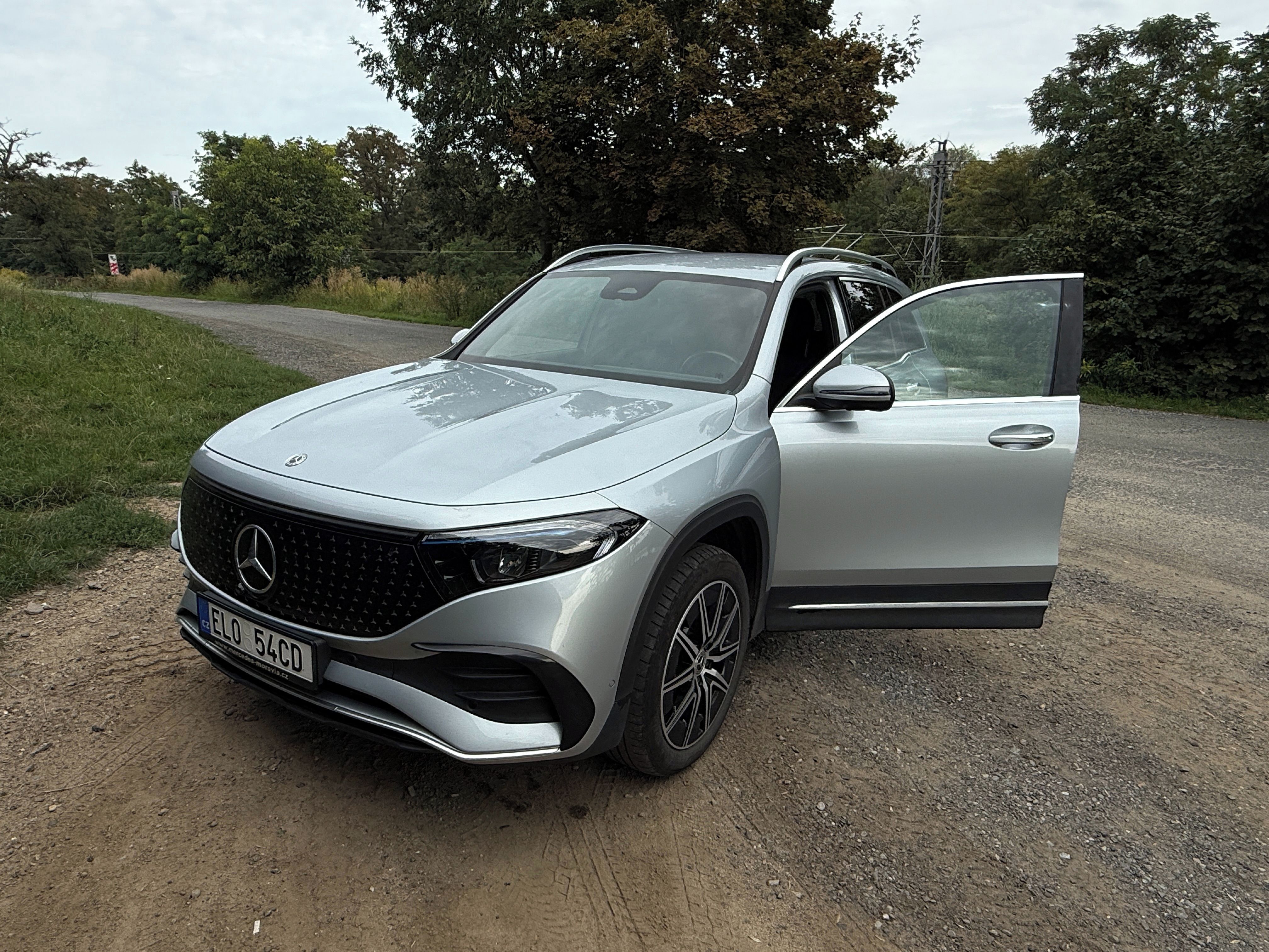 Mercedes-Benz EQB, Mercedes EQB 300 4MATIC AMG - fotka 2