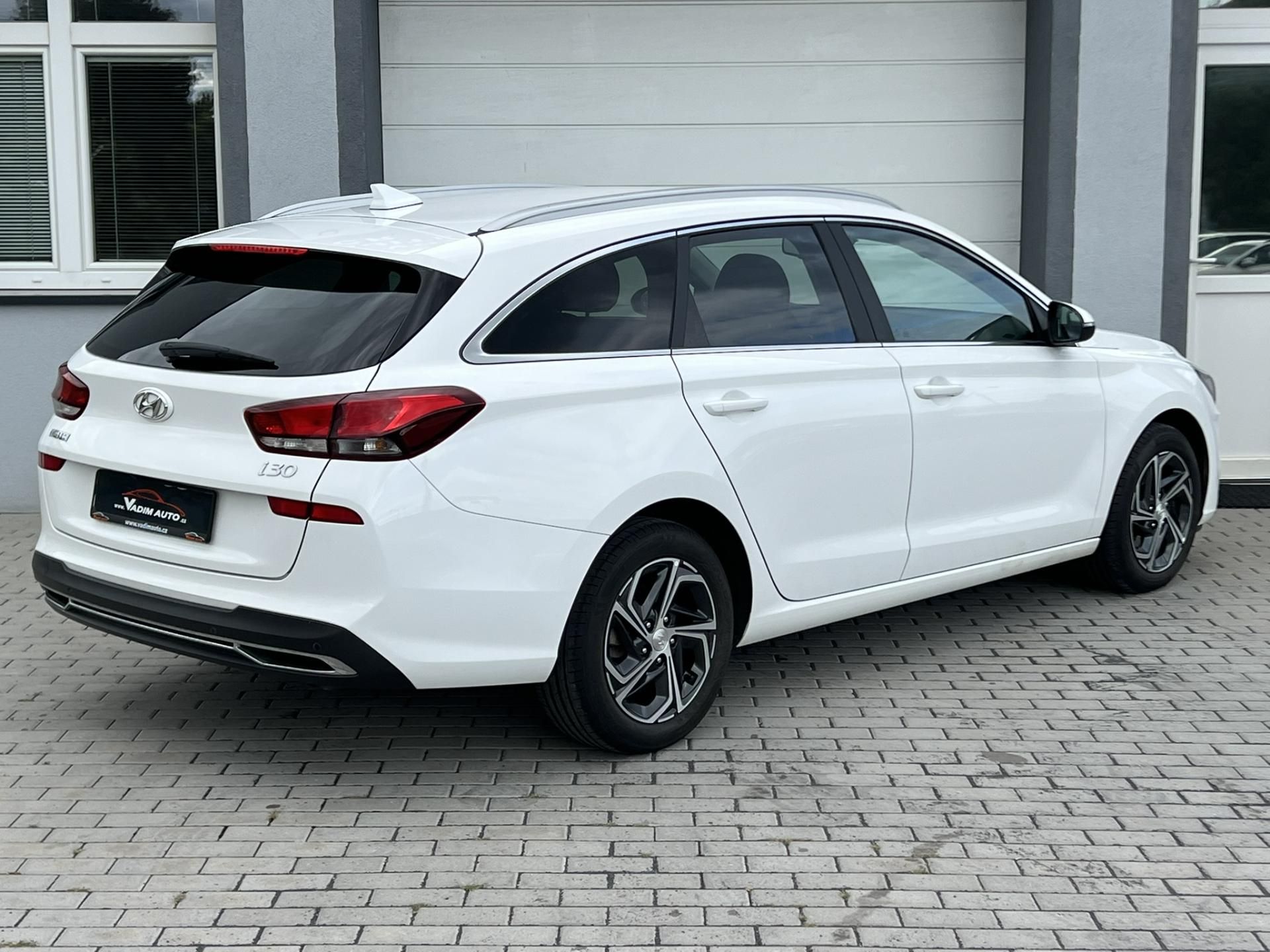Hyundai i30, T-GDi 88kW SMART KAMERA ČR - fotka 4