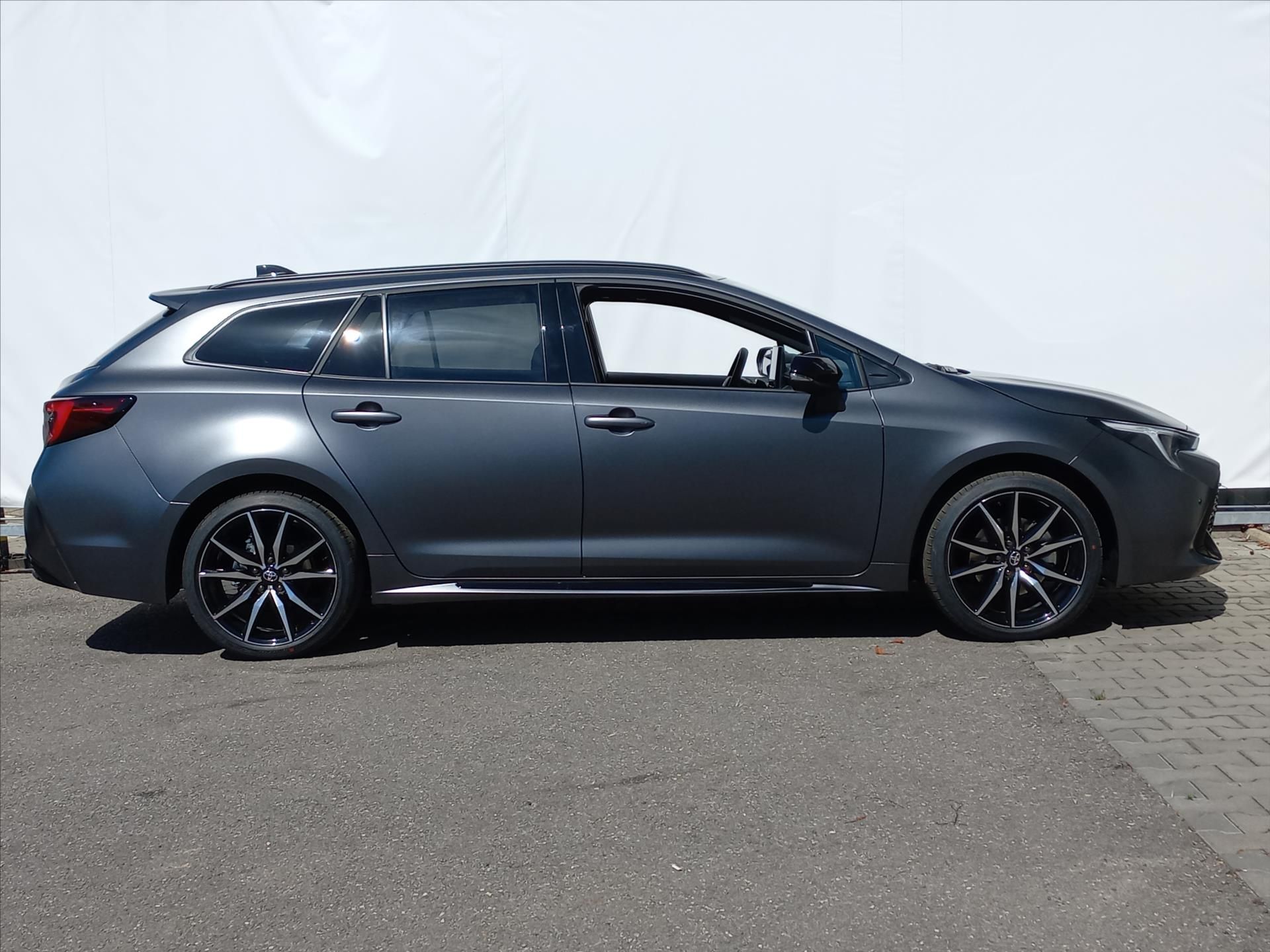 Toyota Corolla, 2,0 Hybrid e-CVT 178k  TS GR S - fotka 2