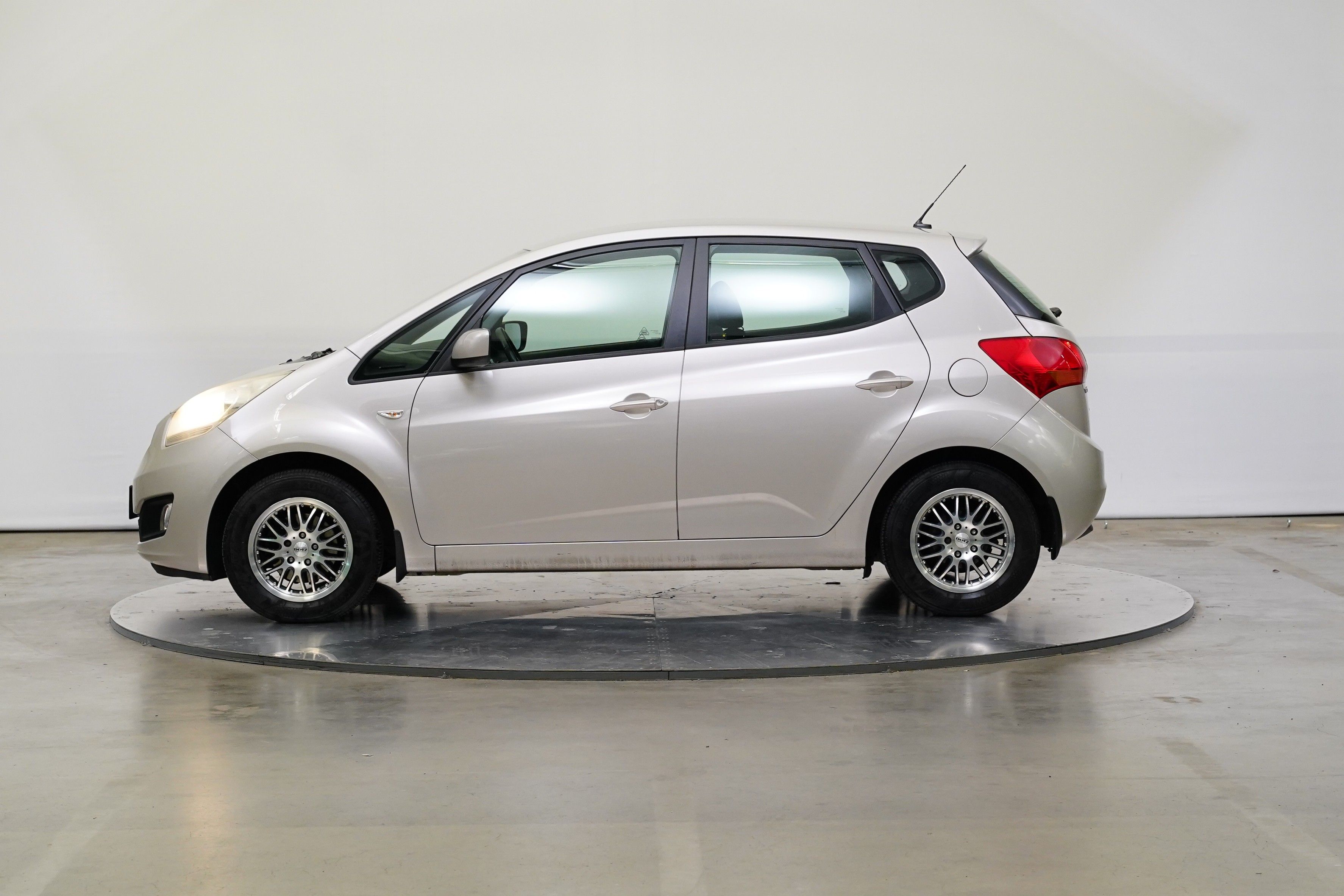 Kia Venga, 1.4 CVVT 66.2 kW - fotka 3