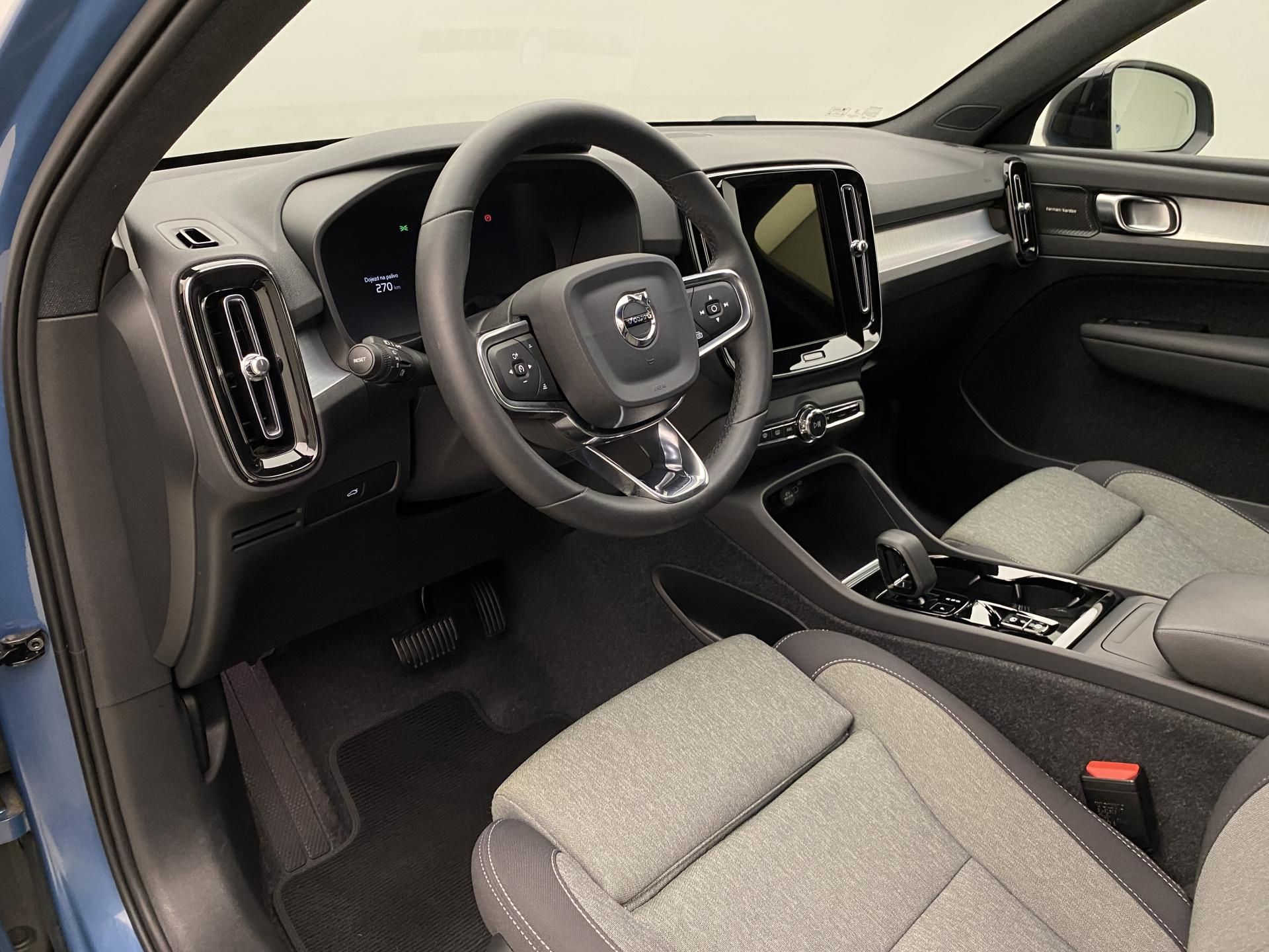 Volvo XC40, B4 DARK PLUS AUT - fotka 4
