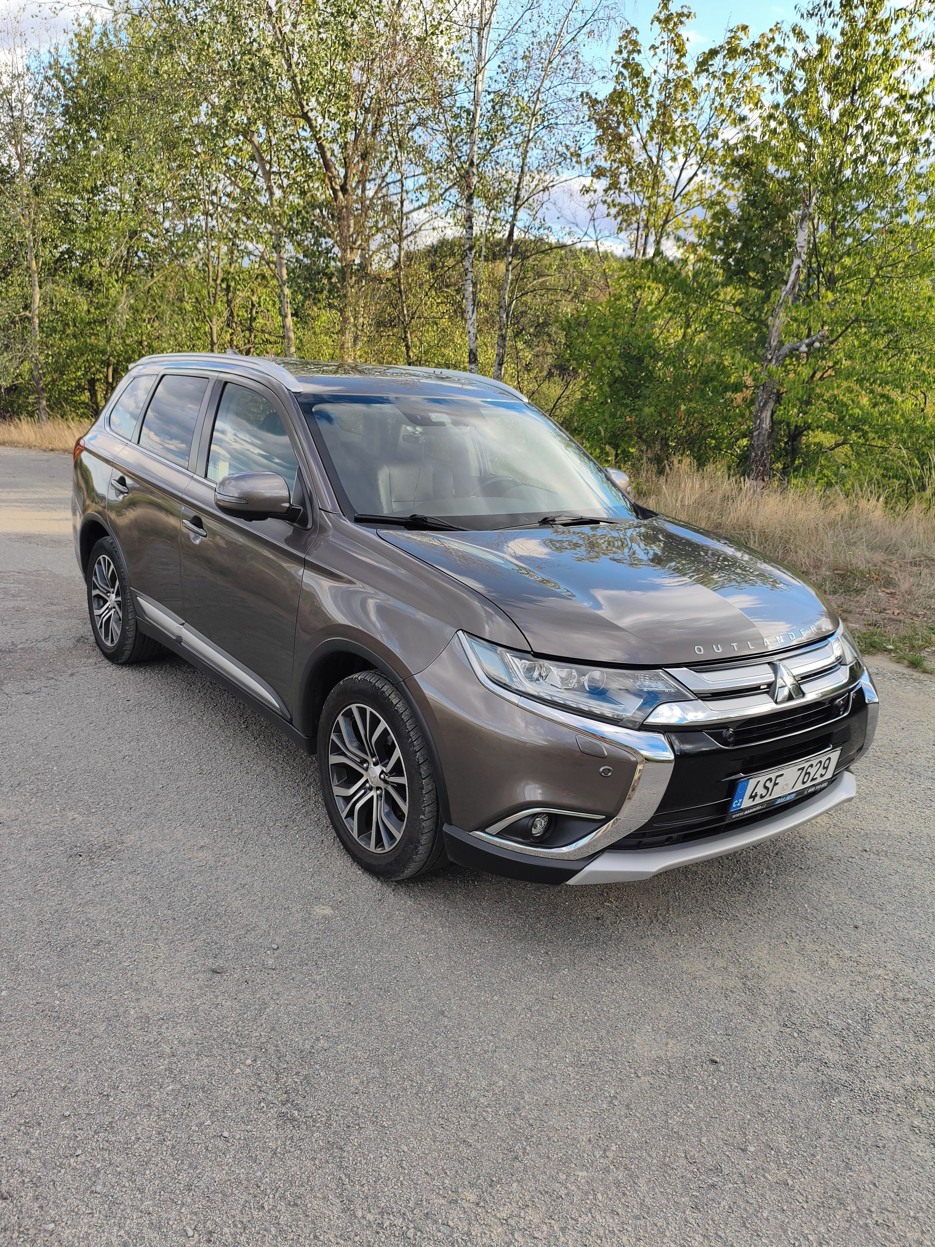 Mitsubishi Outlander, Osobní SUV 2,2 DI-D 4x4, 6AT - fotka 6