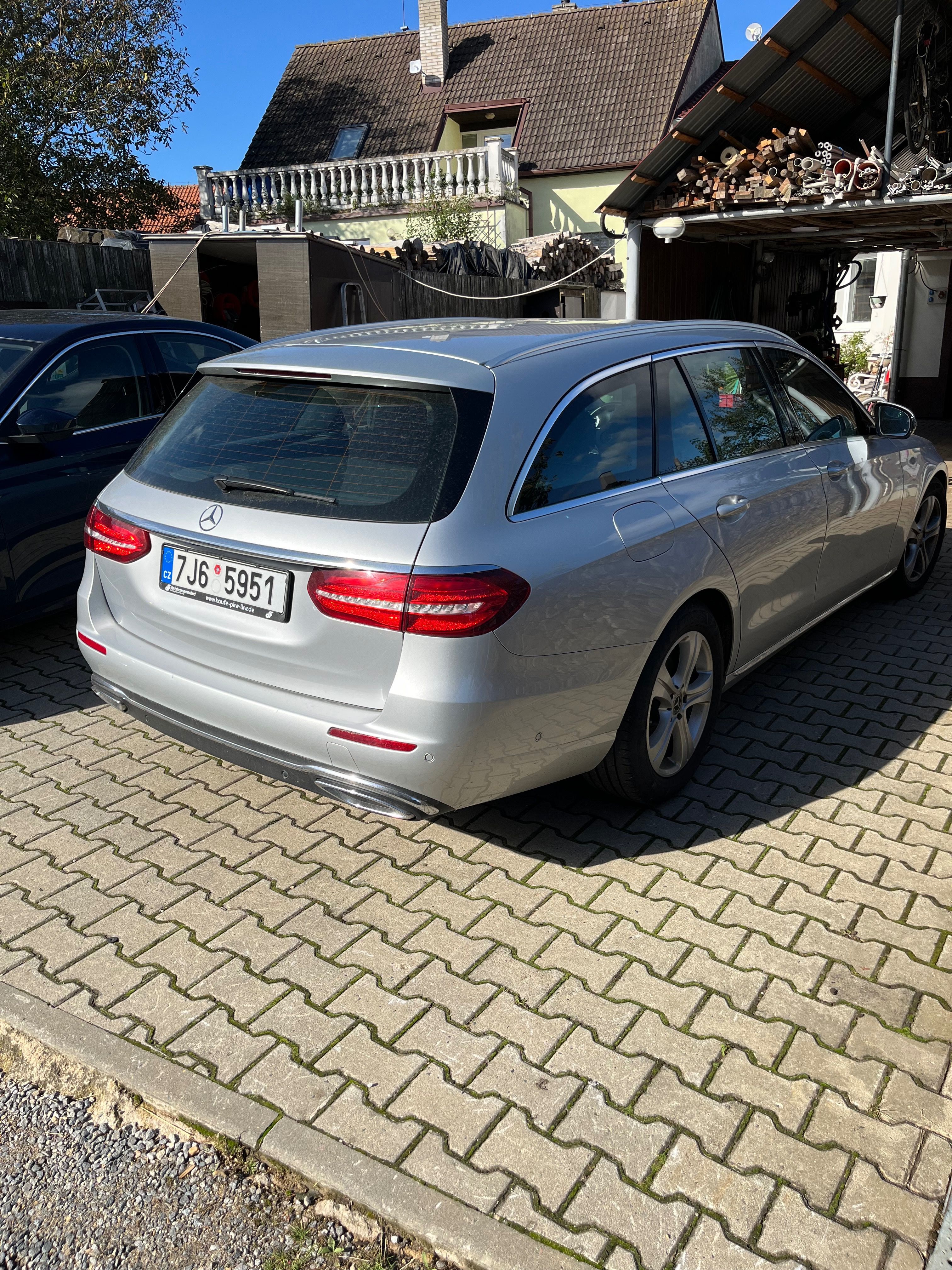 Mercedes-Benz Třídy E, Mercedes-Benz E 220d T 143kW - fotka 3