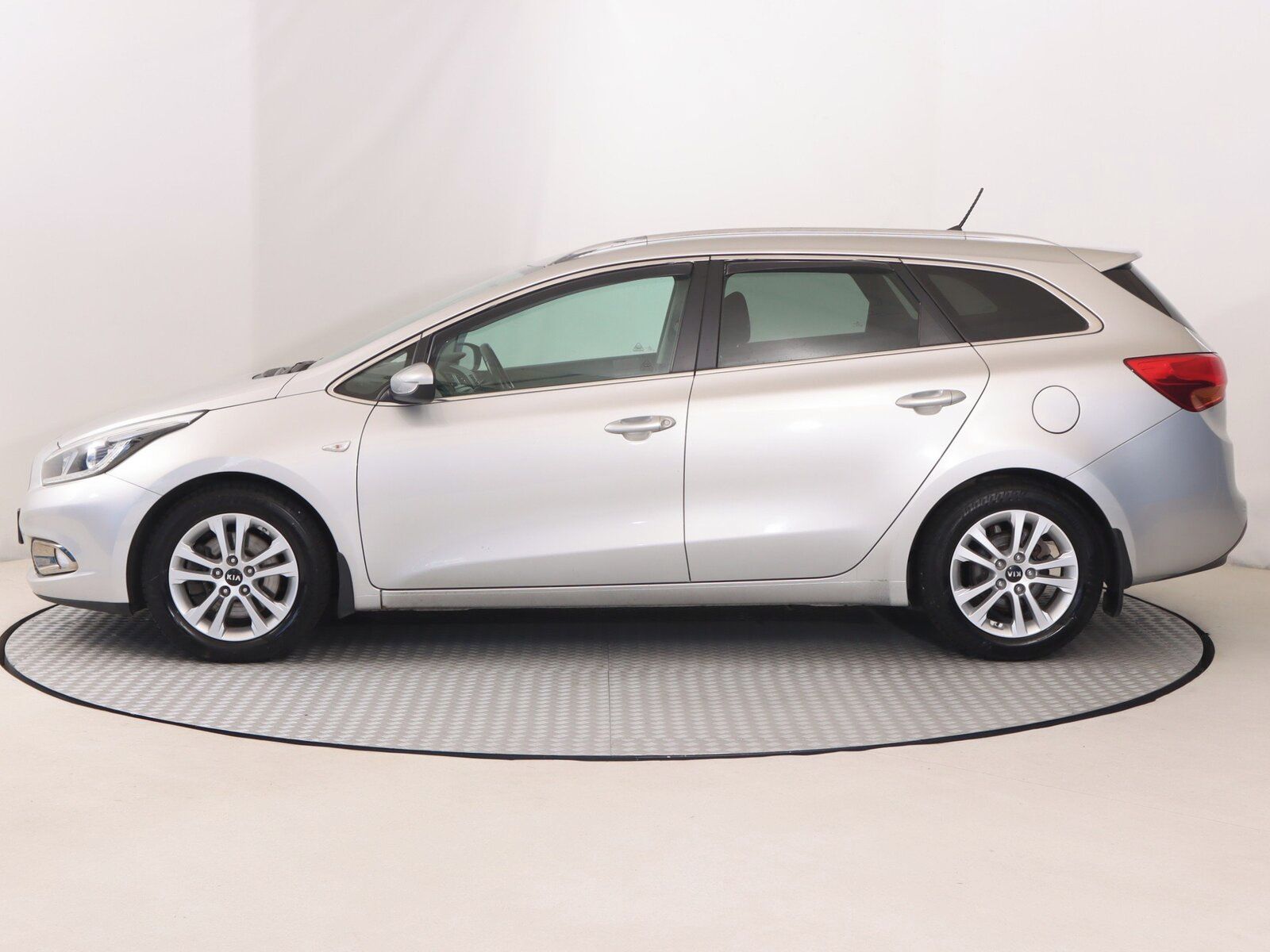 Kia Cee´d, 1.6 GDI, Silver - fotka 3