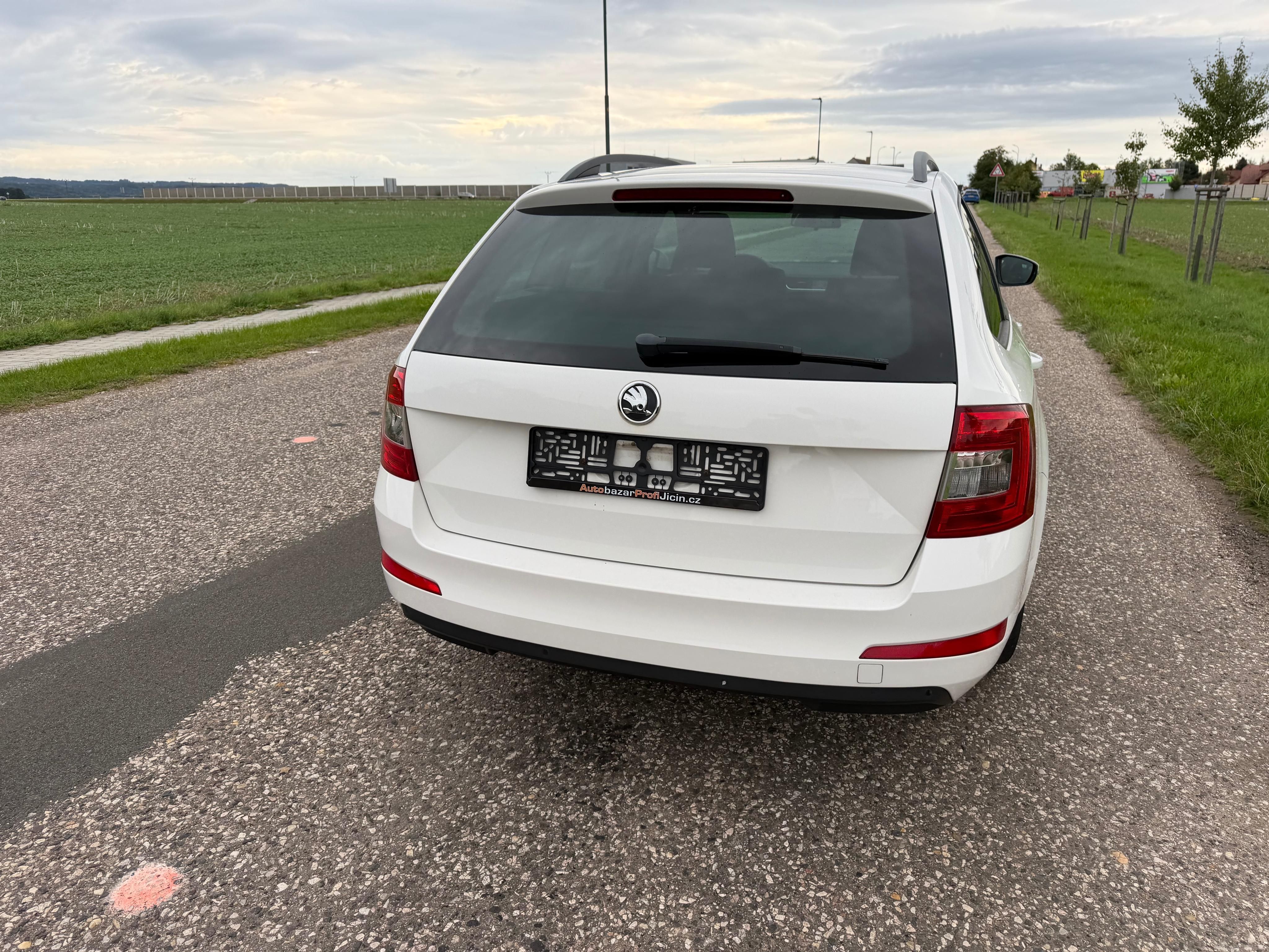Škoda Octavia, 1,6 TDi pravid.servis,nová STK - fotka 5