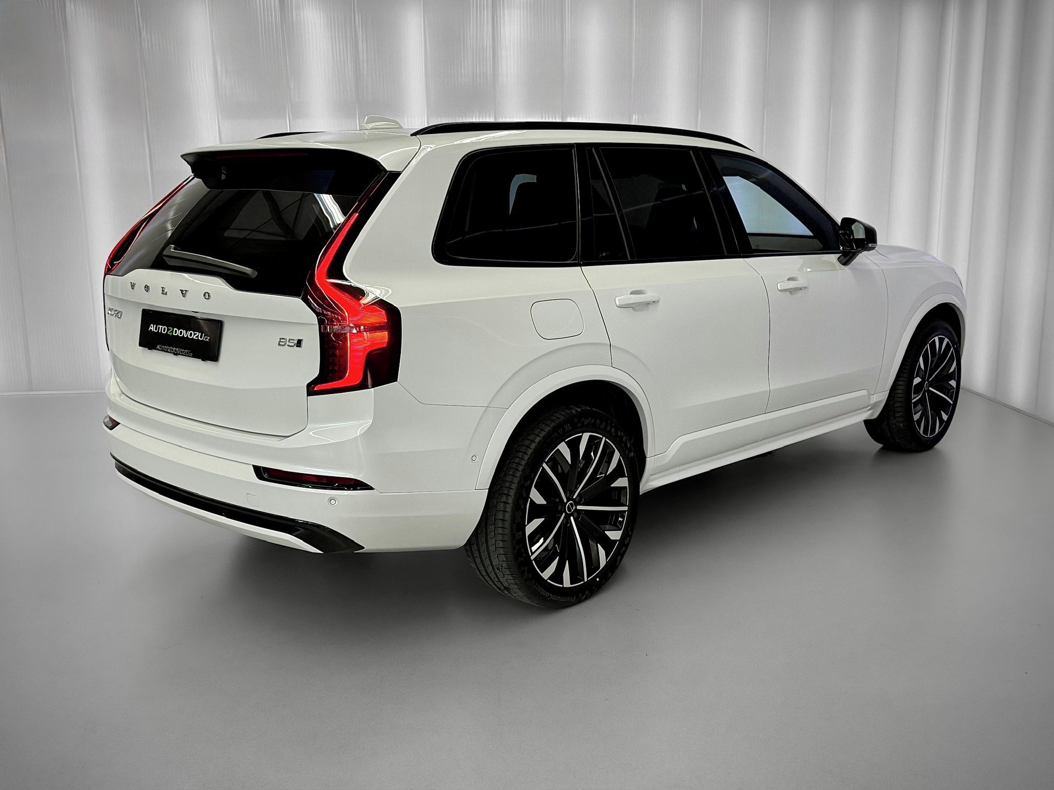 Volvo XC90, B5 AWD PLUS DARK PREMIUM, PANO - fotka 6