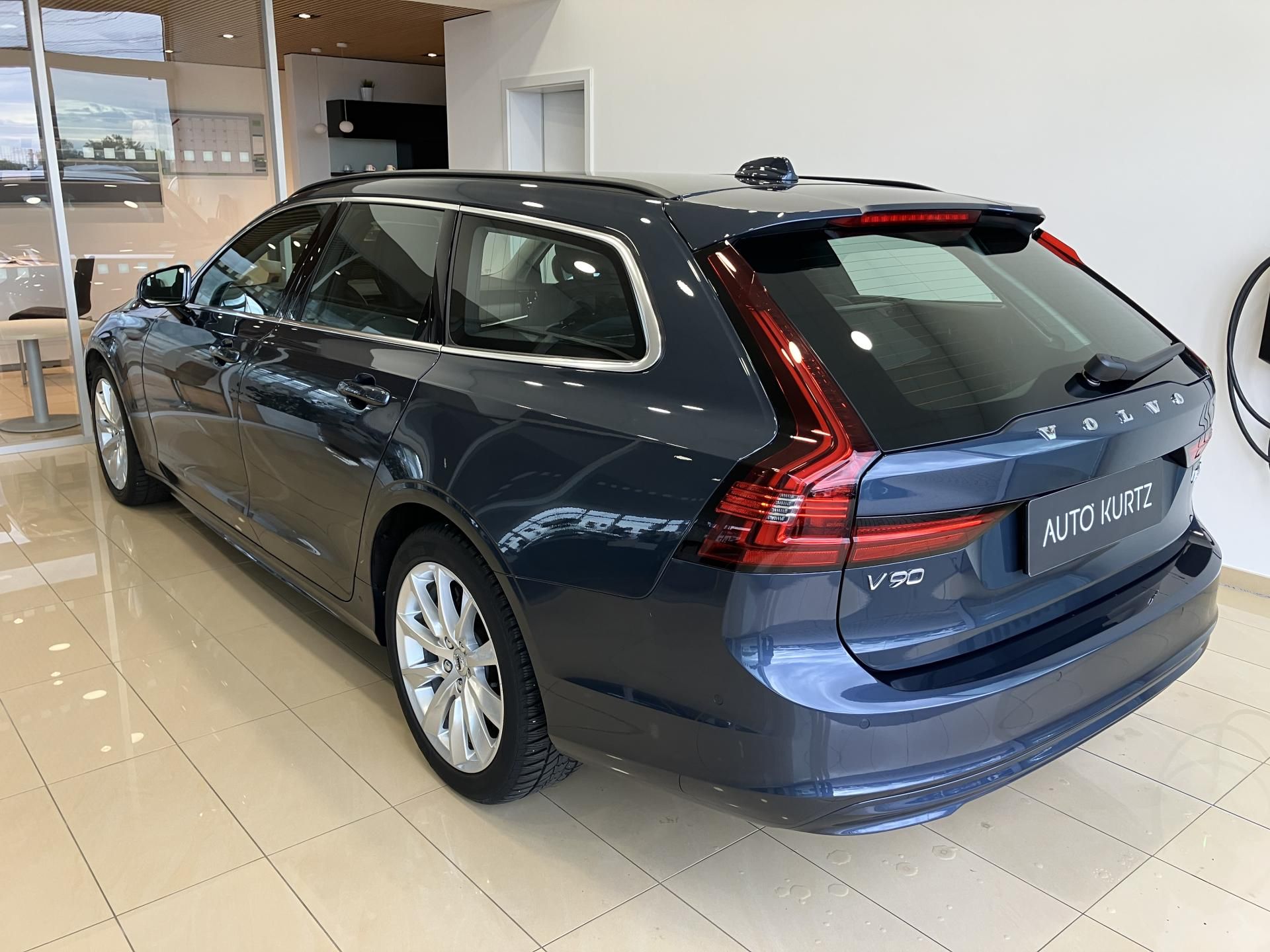Volvo V90, B4 AWD Momentum PRO AT8, ČR - fotka 6