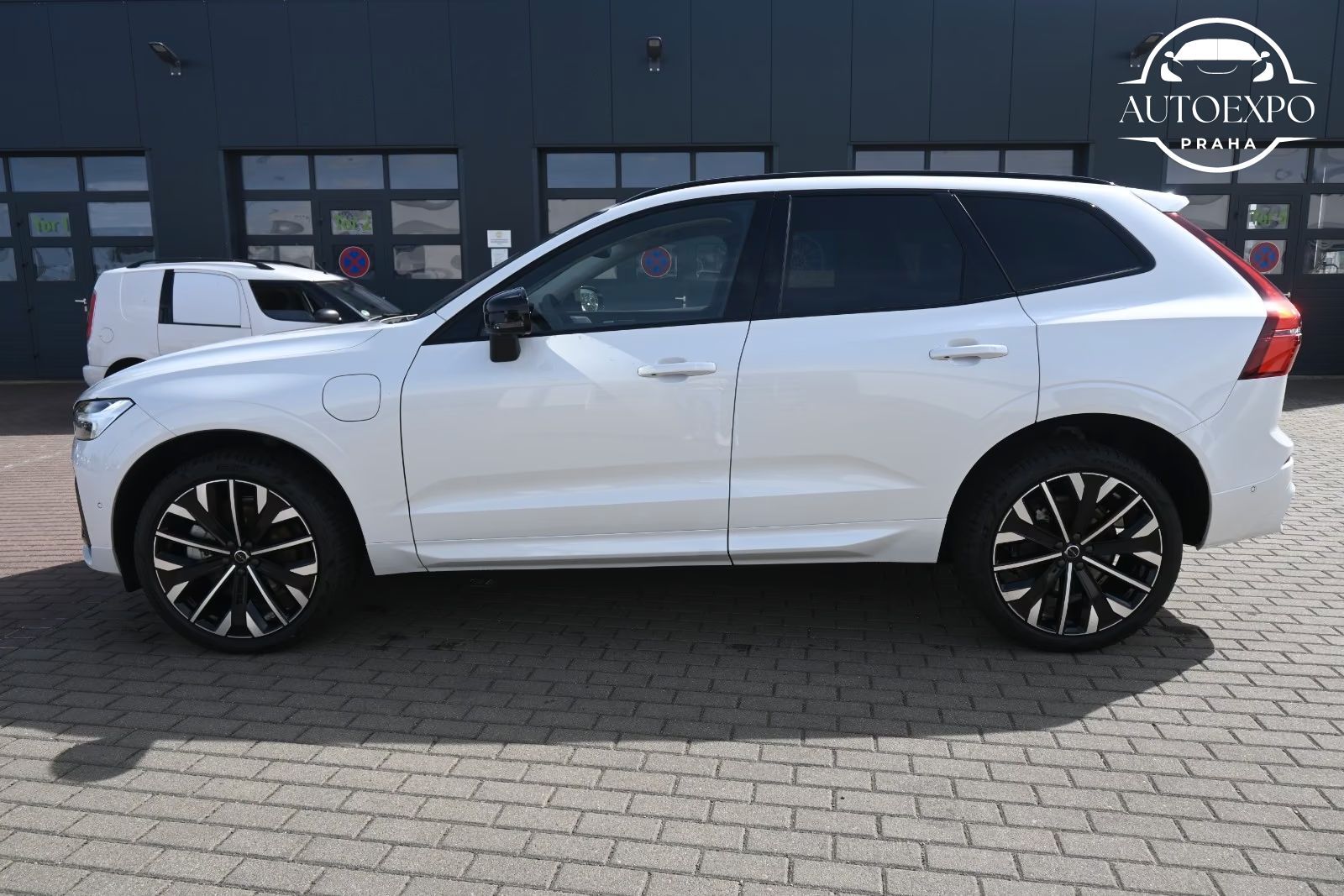 Volvo XC60, T8 RC AWD Ultra Dark*360KAMERA - fotka 5
