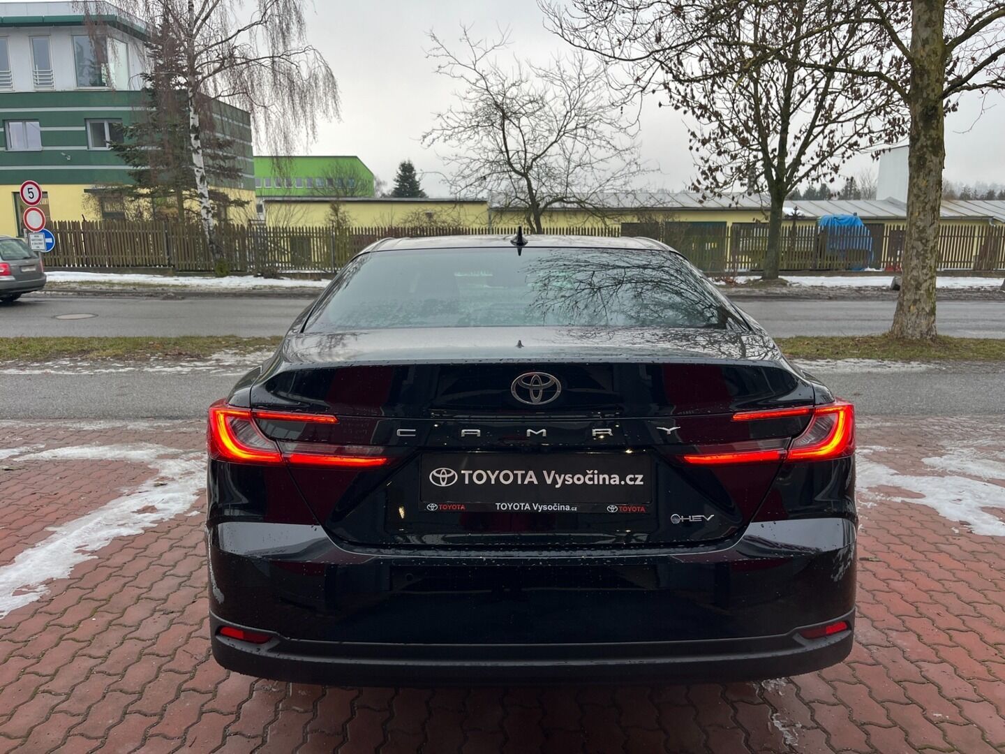 Toyota Camry, 2.5L Hybrid 230 koní, černá - - fotka 6