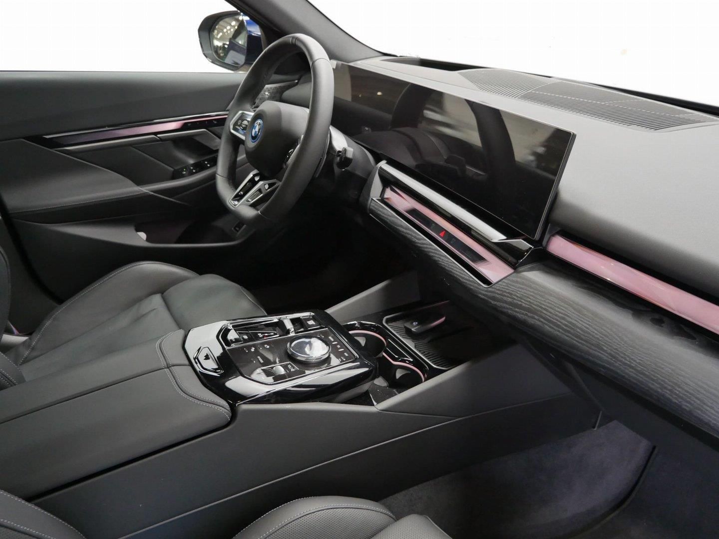 BMW Řada 5, 550e xDrive Touring M PRO - fotka 5