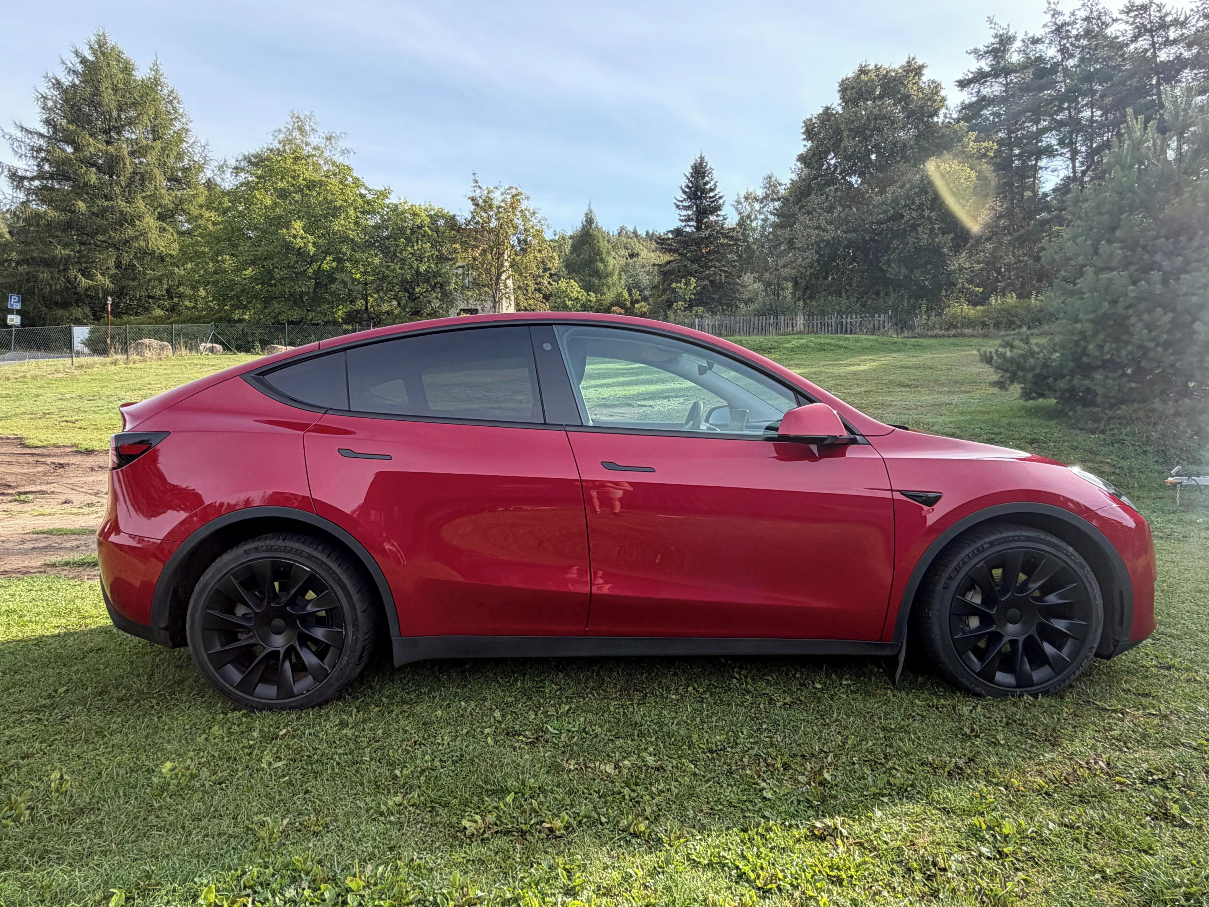 Tesla Model Y, DPH, tažné, 20 kola, SOH 92,5%