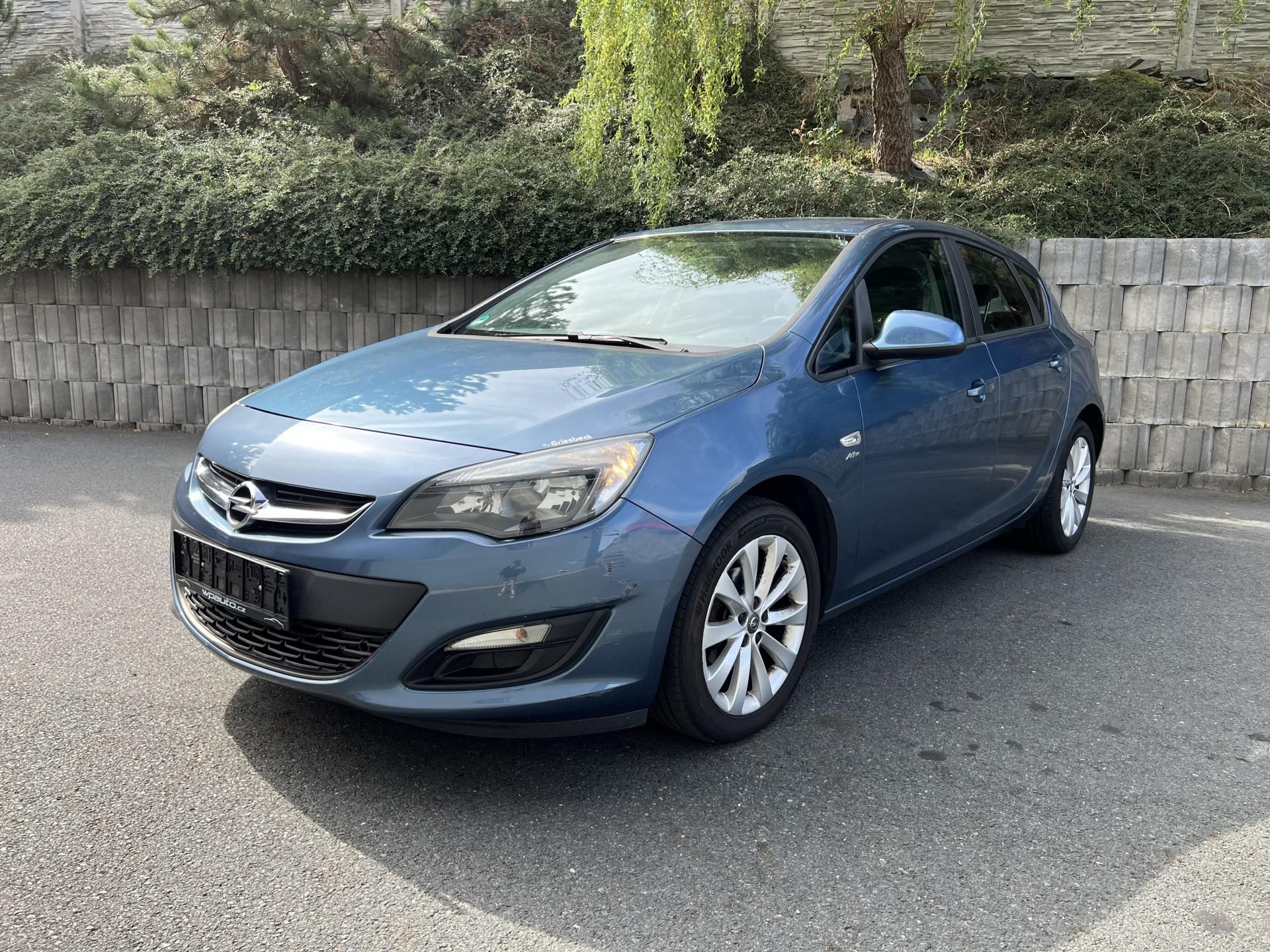 Opel Astra, 1.4T 103 kW 1.MAJ SERVISKA - fotka 2