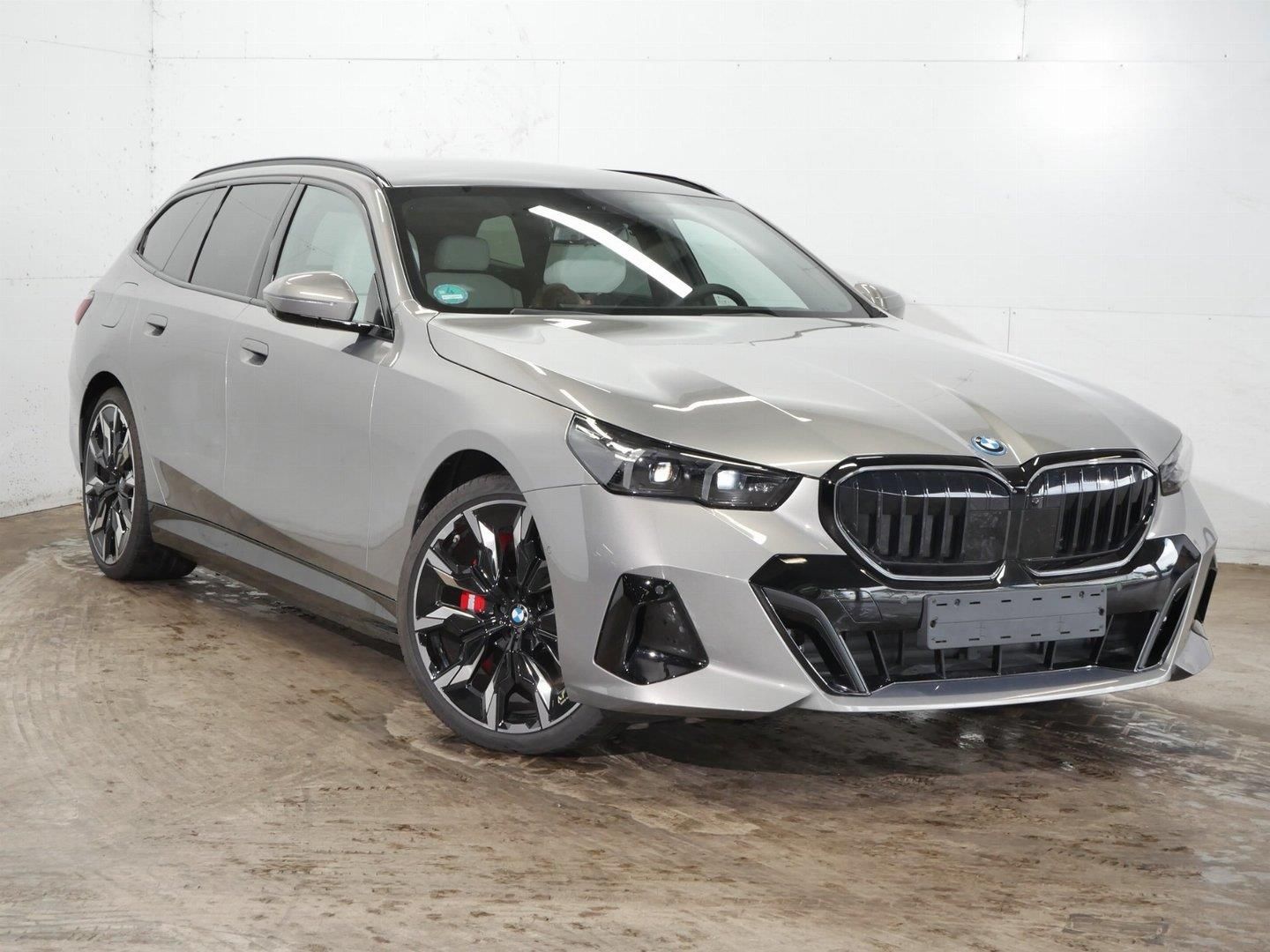 BMW Řada 5, 550e xDrive Touring M PRO - fotka 2