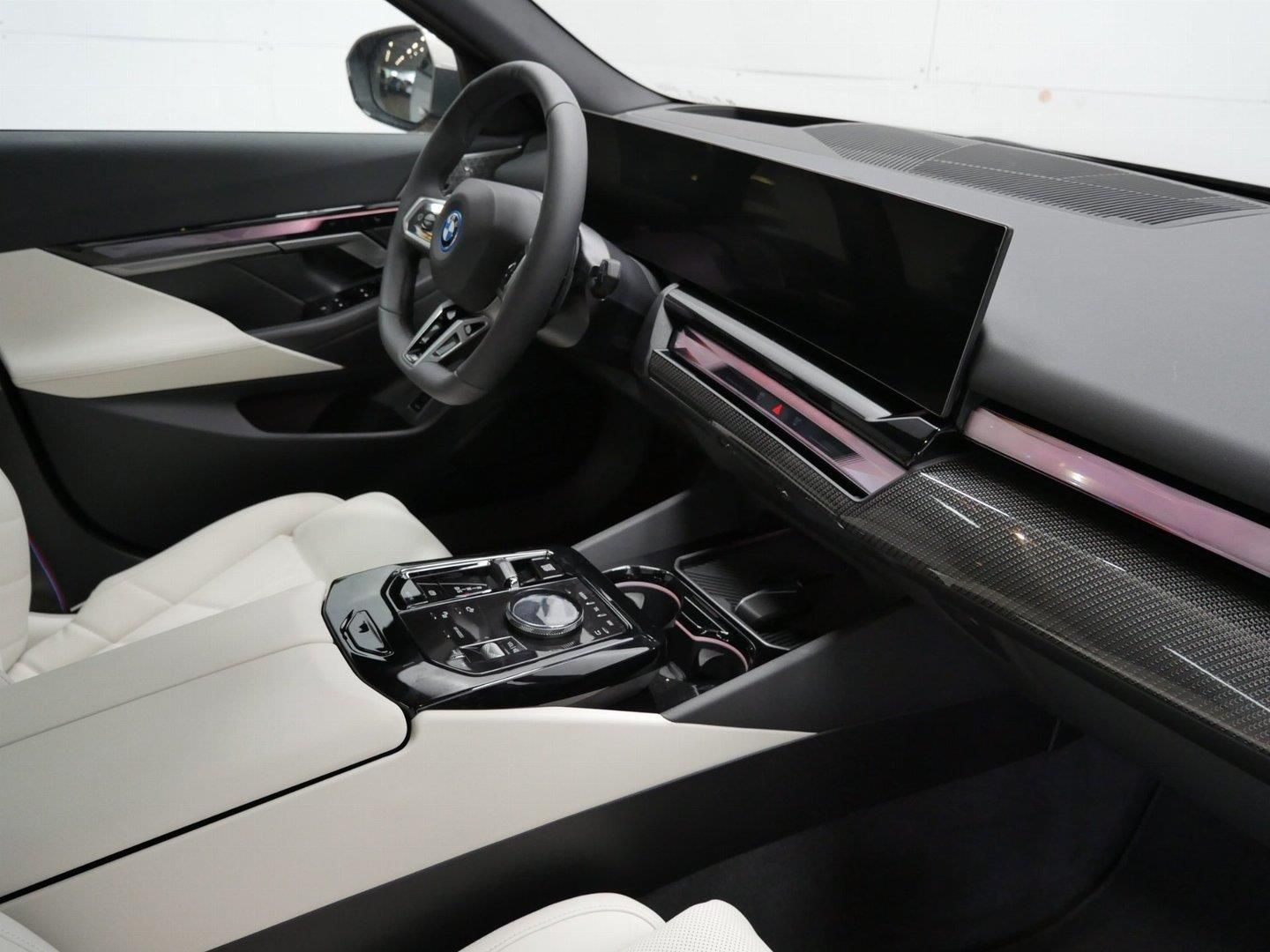 BMW Řada 5, 550e xDrive Touring M PRO - fotka 5