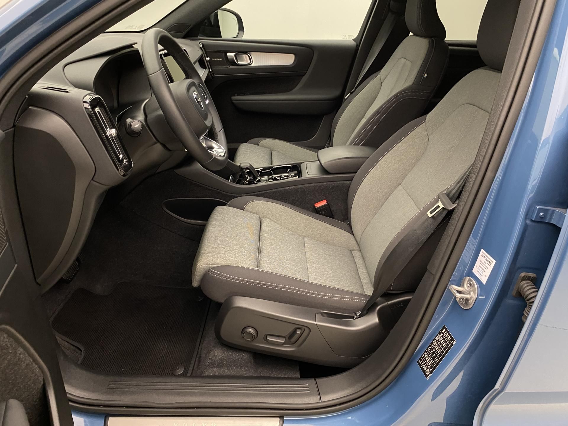 Volvo XC40, B4 DARK PLUS AUT - fotka 3