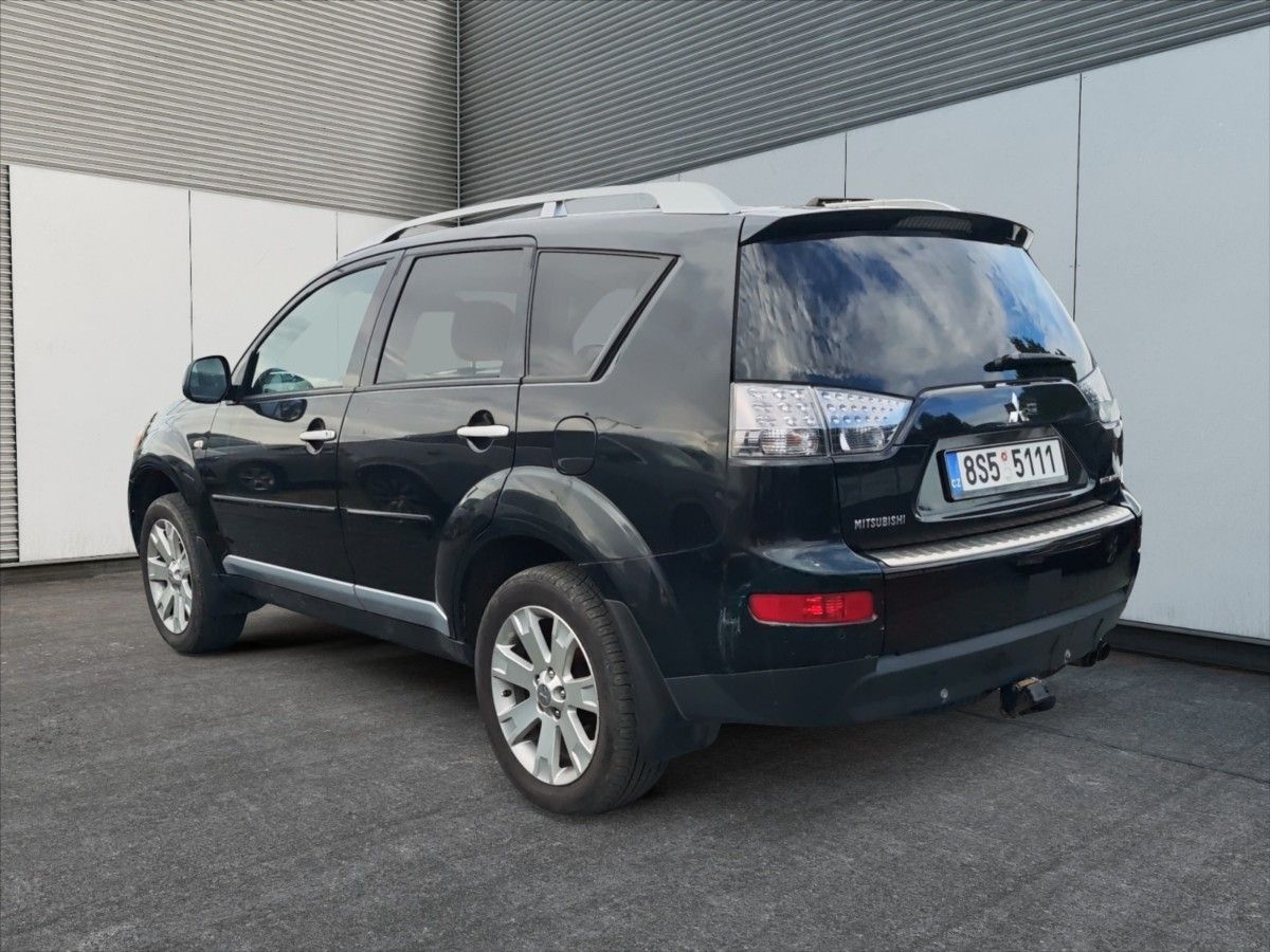 Mitsubishi Outlander, 2,0 DI-D 4x4 7míst - fotka 5