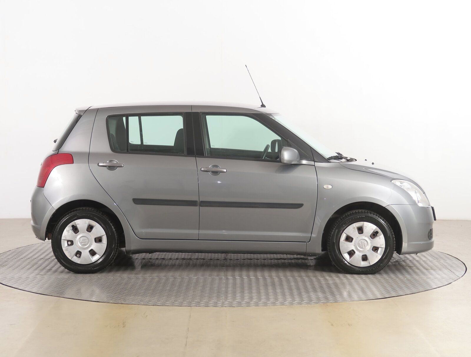 Suzuki Swift, 1.3, jezdí skvěle - fotka 6
