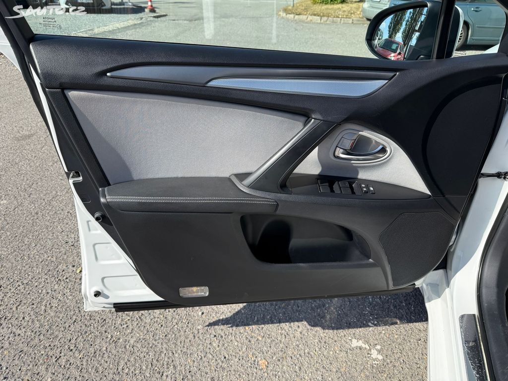Toyota Avensis, fotka 12