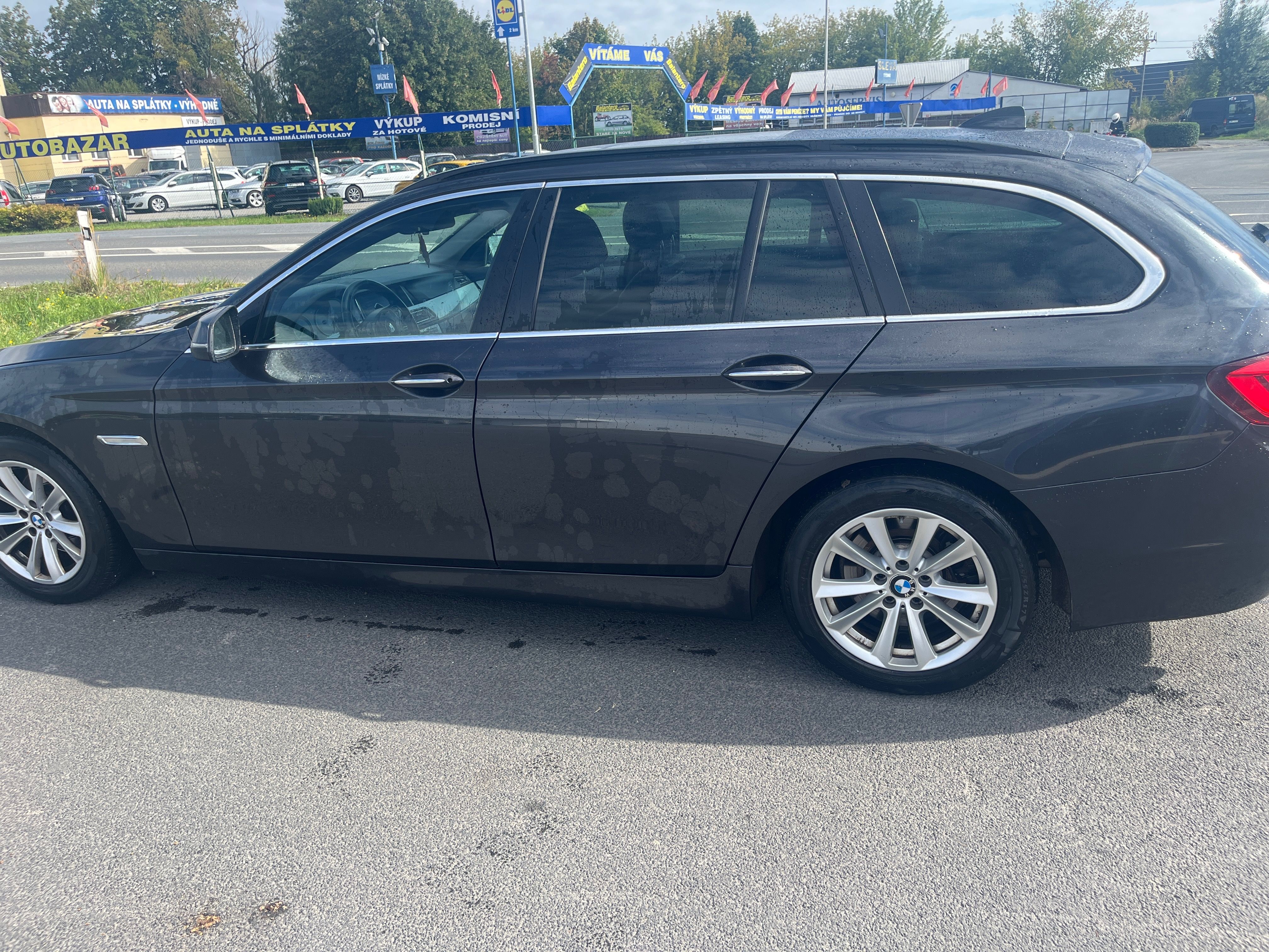 BMW Řada 5, 520d - fotka 4