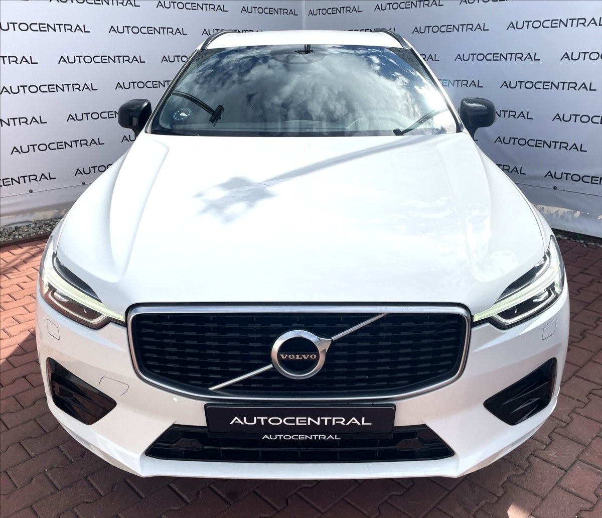 Volvo XC60, 2,0 D,140kW,D4,4x4,AUT. R-DESI - fotka 2