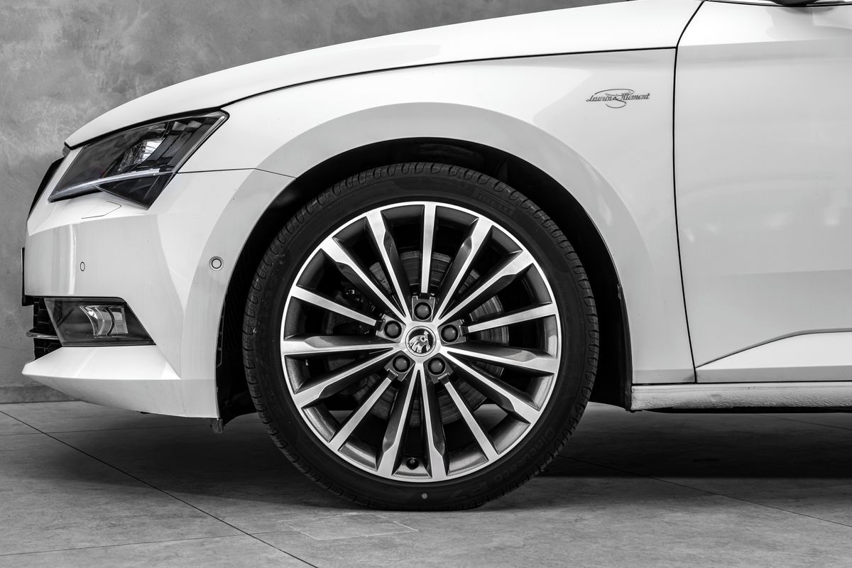 Škoda Superb, Combi 2,0TSI L&K 4x4 DSG - fotka 2