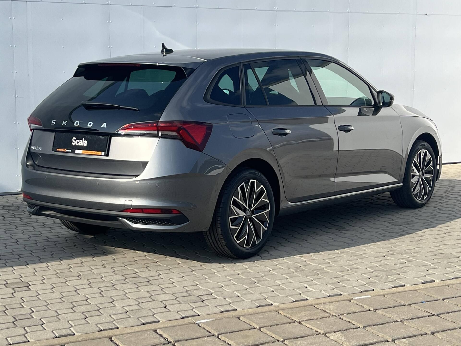 Škoda Scala, Dynamic 7DSG 1,0TSI - fotka 3