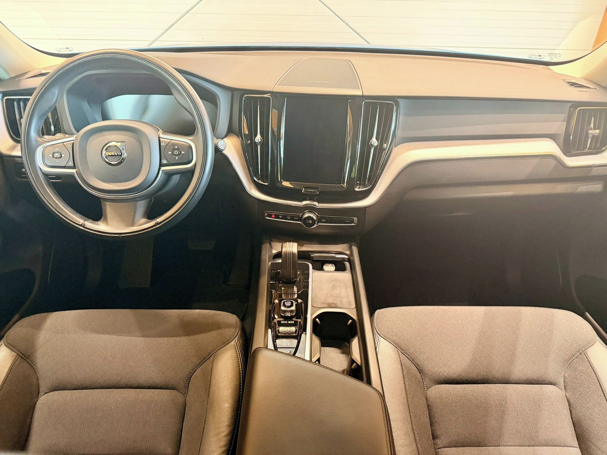 Volvo XC60, 2.0 B4 AWD Momentum Pro - fotka 6